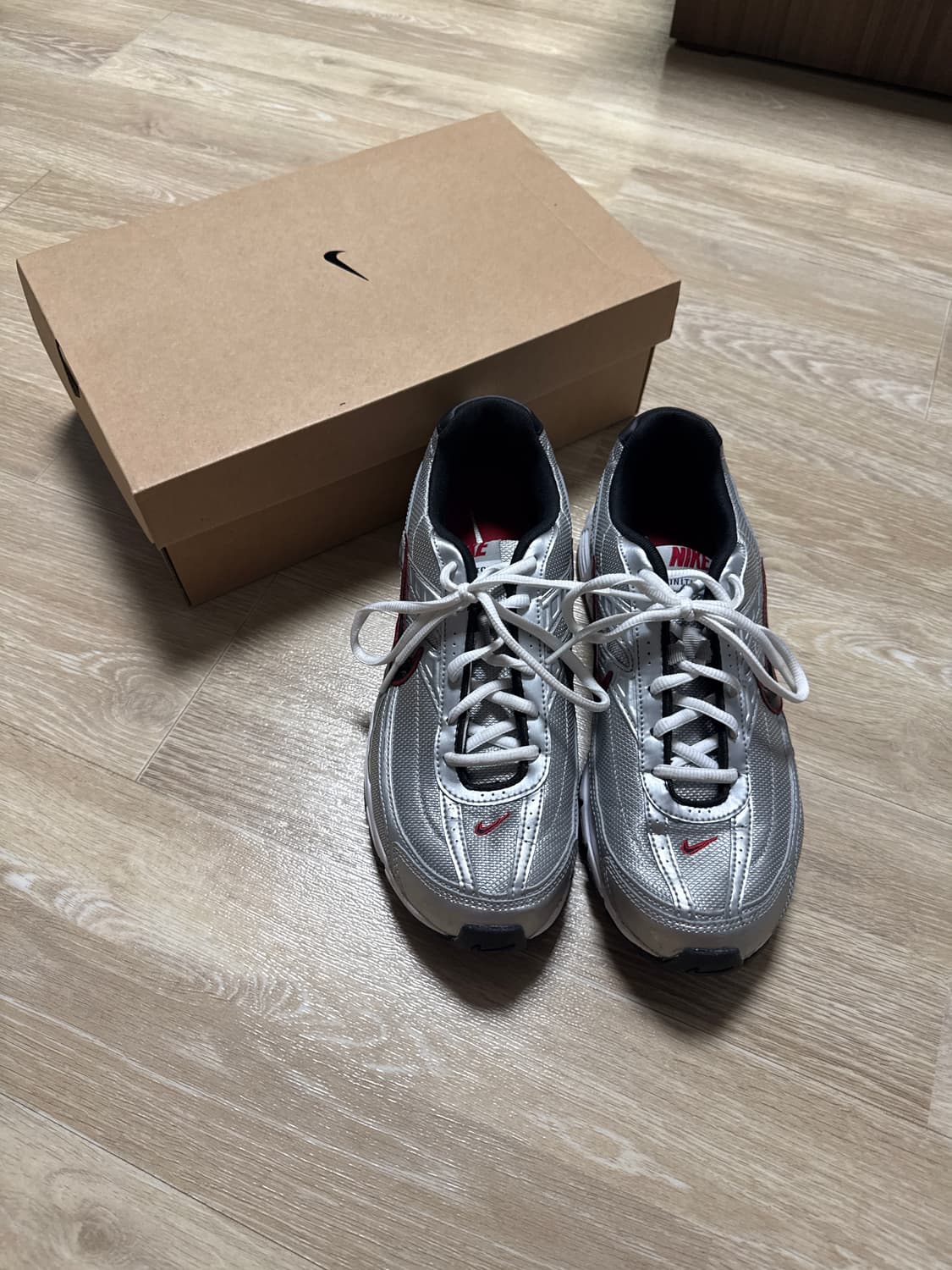 나이키 이니시에이터 운동화 실버/레드 상품이미지1