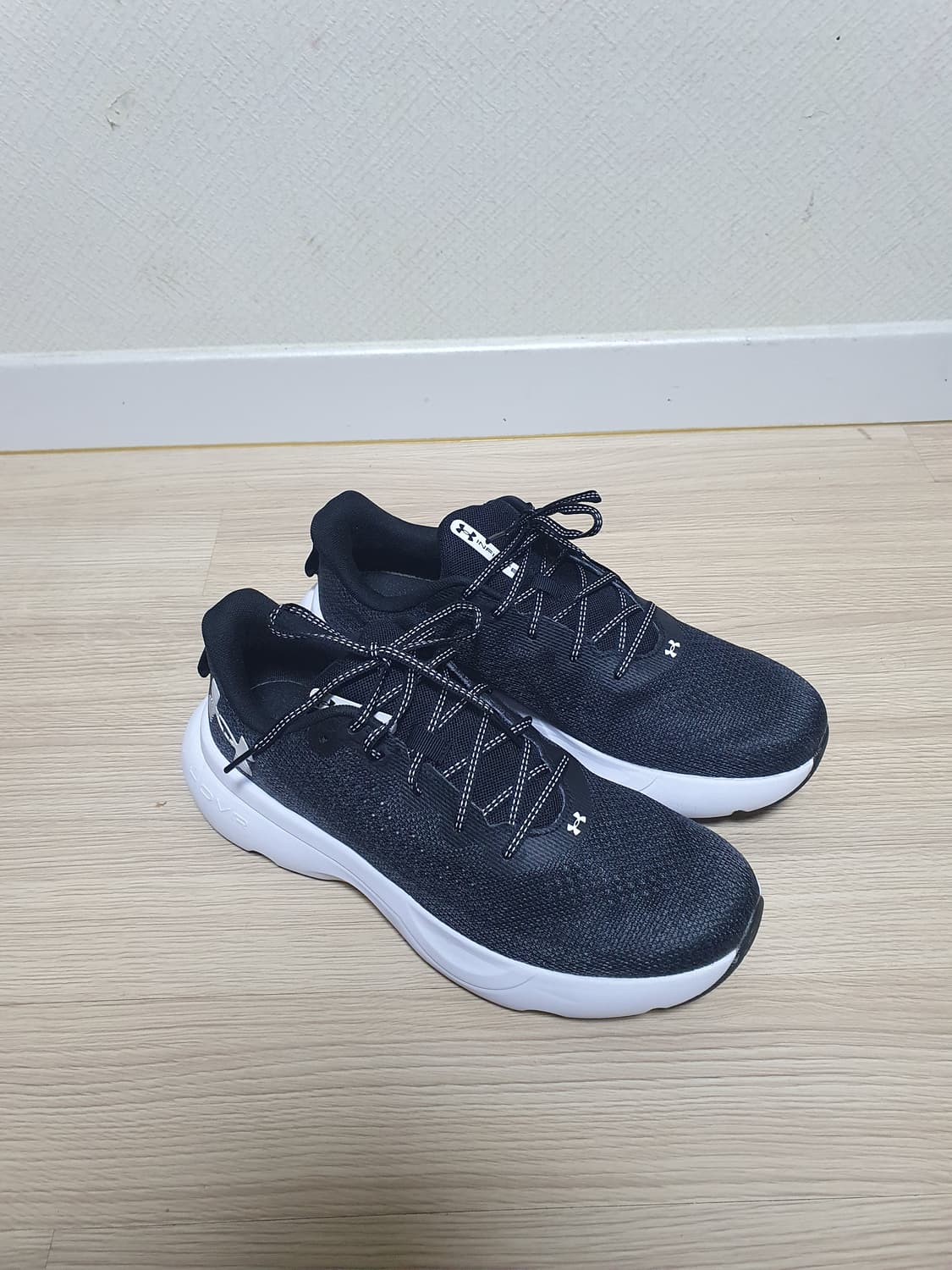 언더아머 HOVR 블랙 운동화 285 상품이미지2