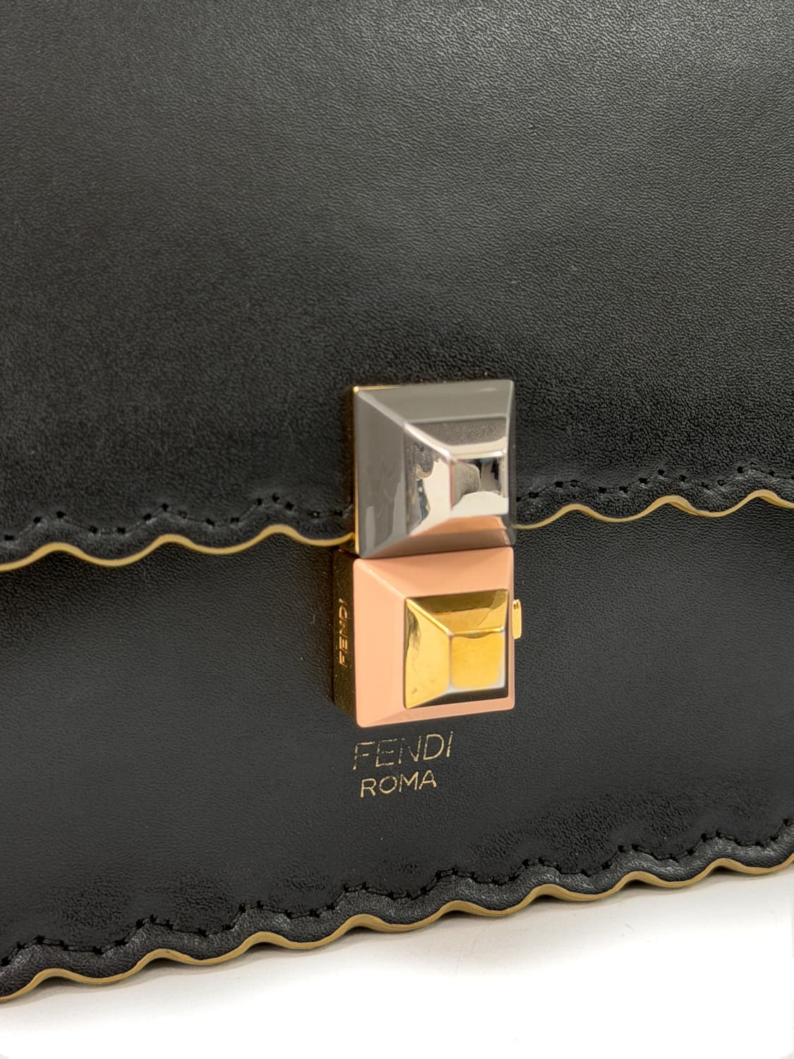 펜디 칸 아이 스몰 스캘럽 체인 숄더백 상품이미지8