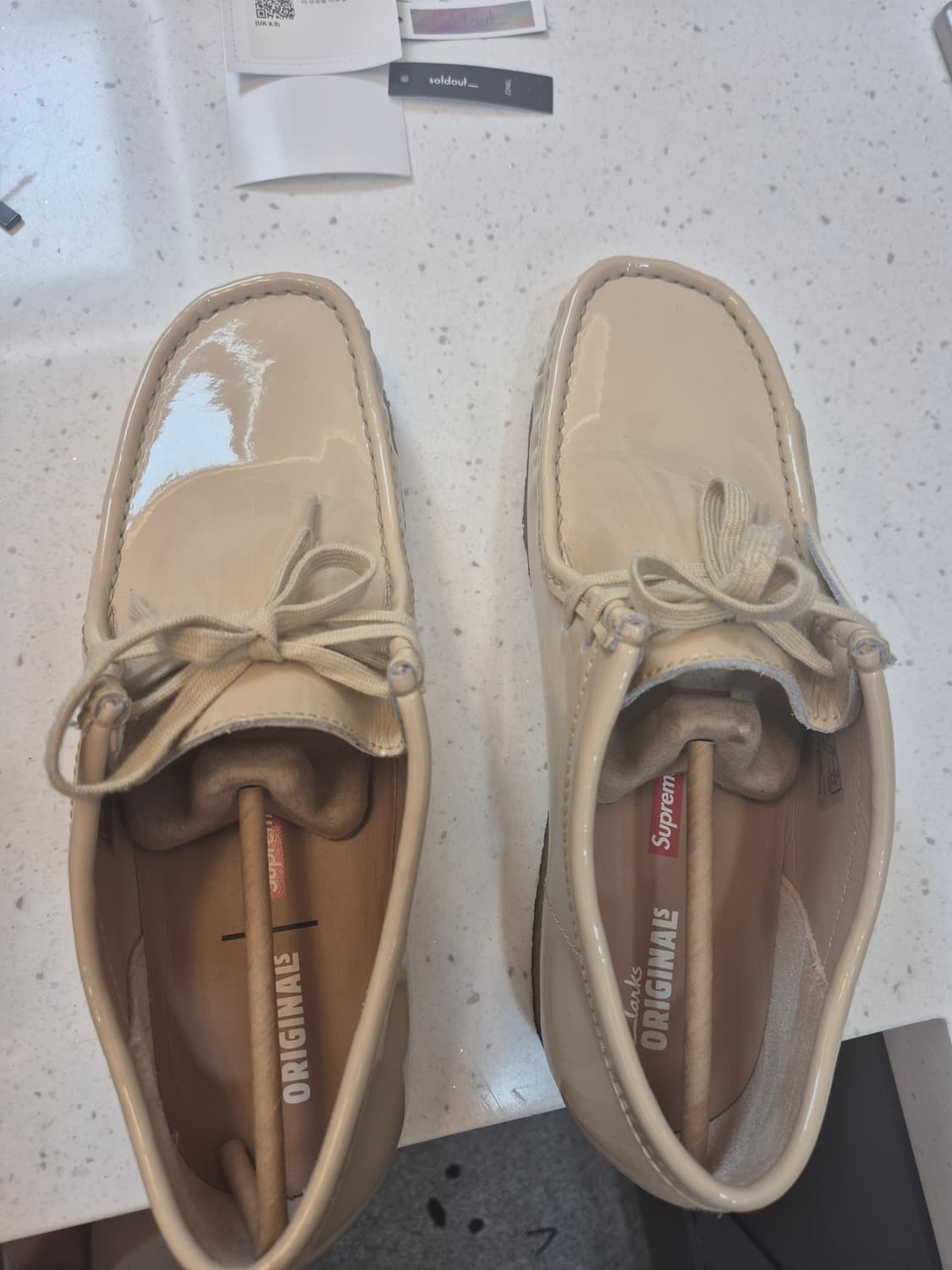 슈프림 x 클락스 왈라비 상품이미지2