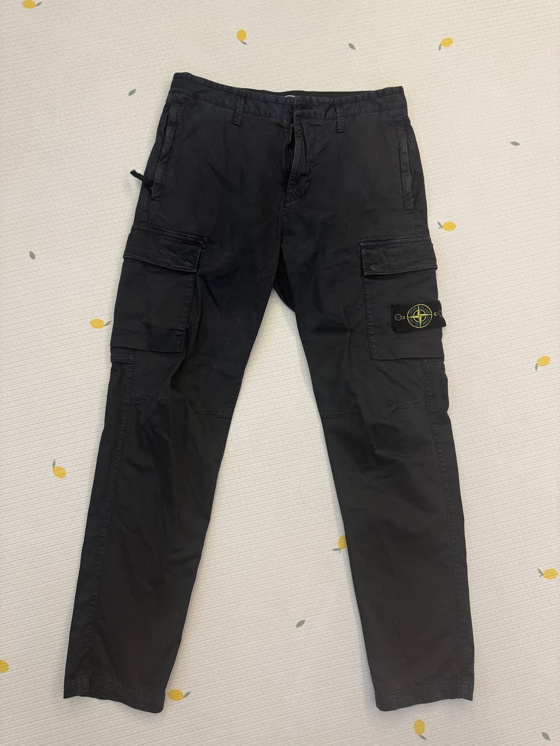 스톤아일랜드 30404 브로큰 트윌 가먼트다이드 올드 카고팬츠 블랙 상품이미지1