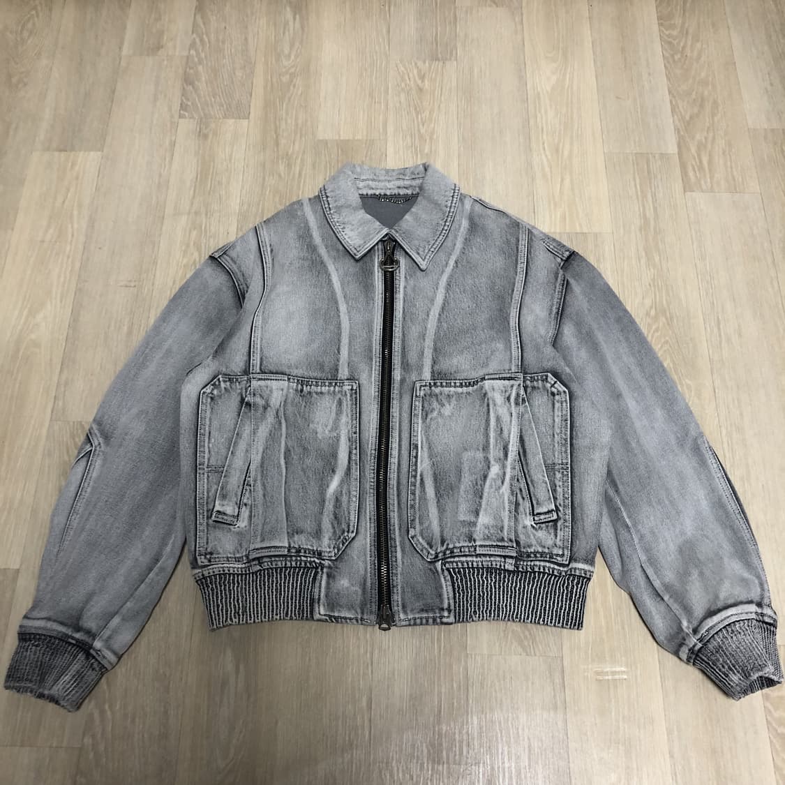 (48) 새상품 솔리드 옴므 23 SS 라이트 그레이 페이디드 데님 봄버 상품이미지1