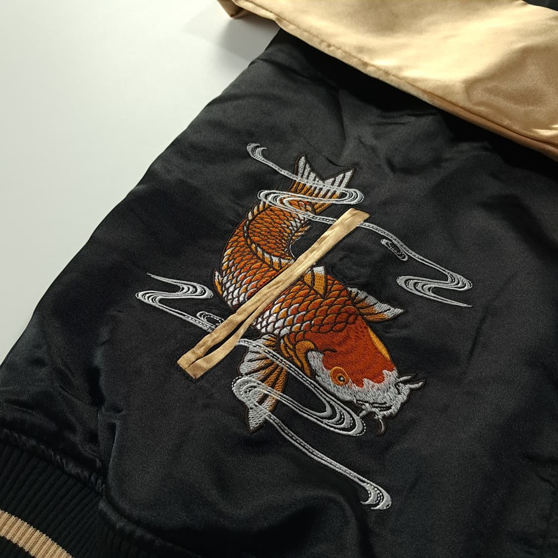 CK241 XL [새상품] 로그 새틴 골드 블랙 잉어 스카잔 자켓 상품이미지5