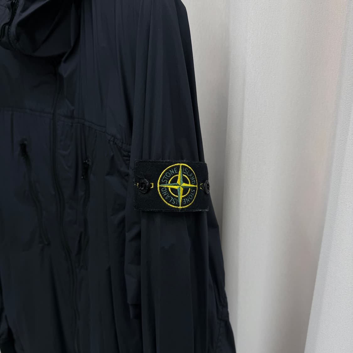 [24SS/L] 스톤아일랜드 후드 바람막이 블랙 상품이미지2