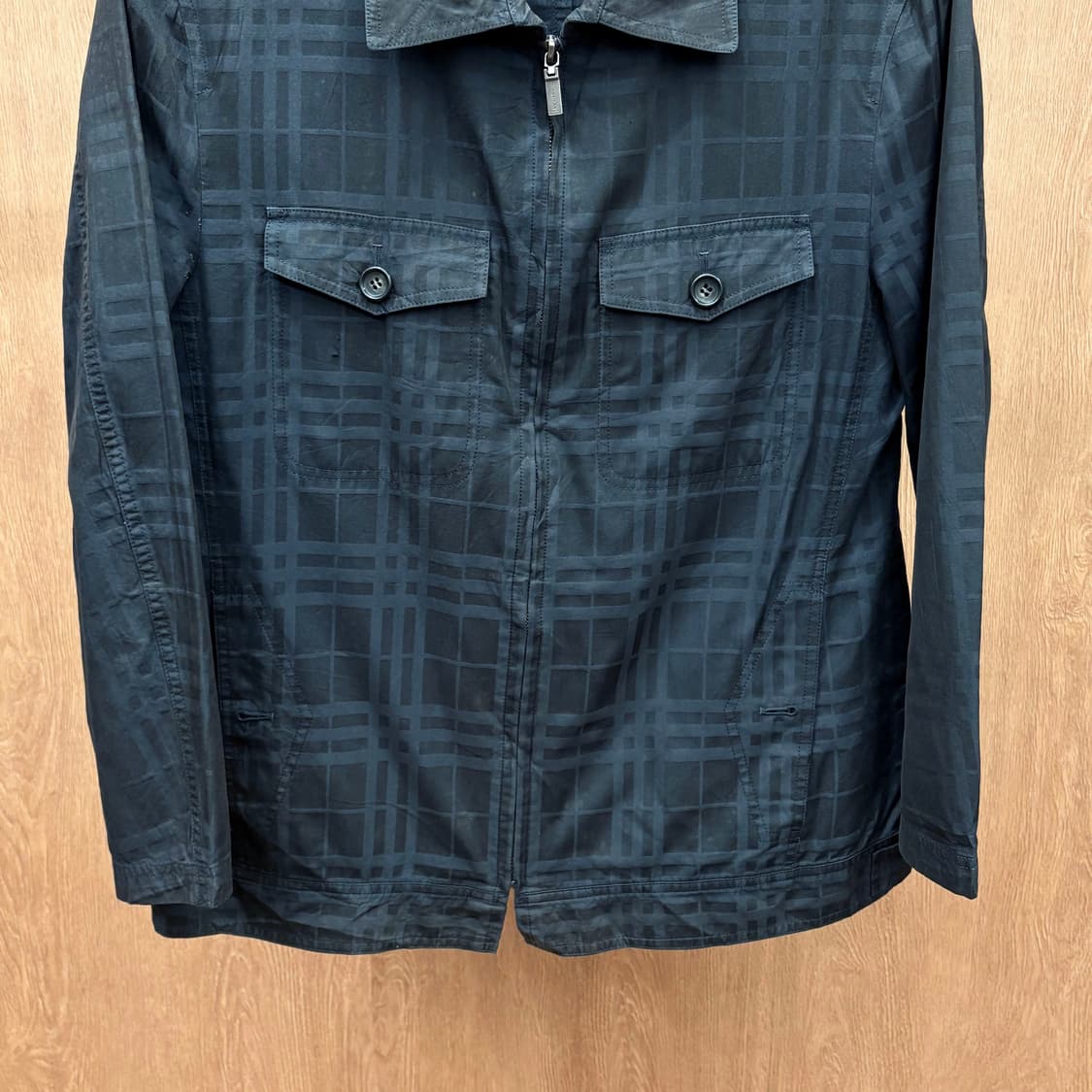 버버리 런던 코튼 카라 자켓 톤온톤 체크 패턴 플랩 포켓 디테일 블랙 상품이미지5