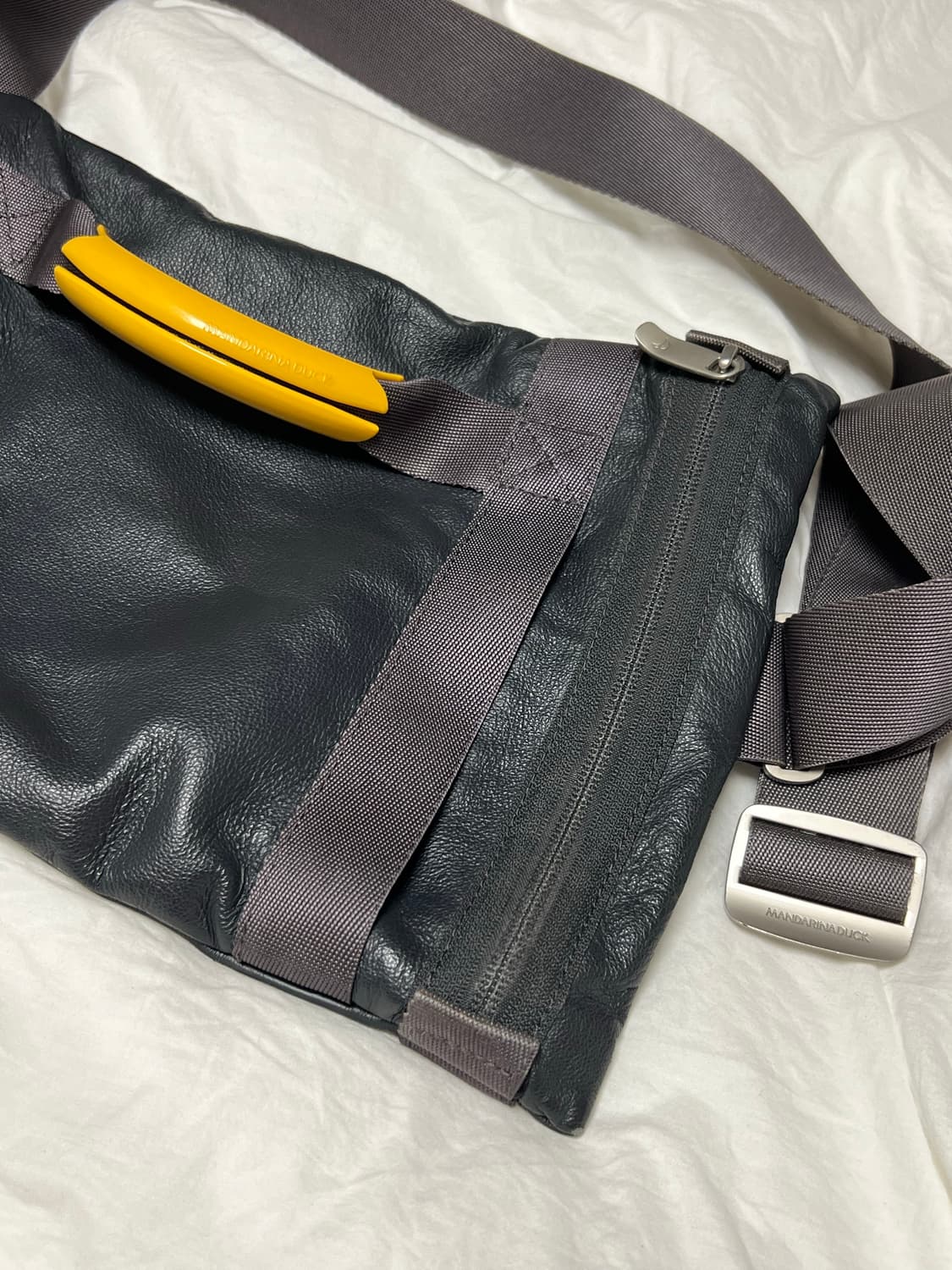 만다리나덕 가죽 슬링백 상품이미지3