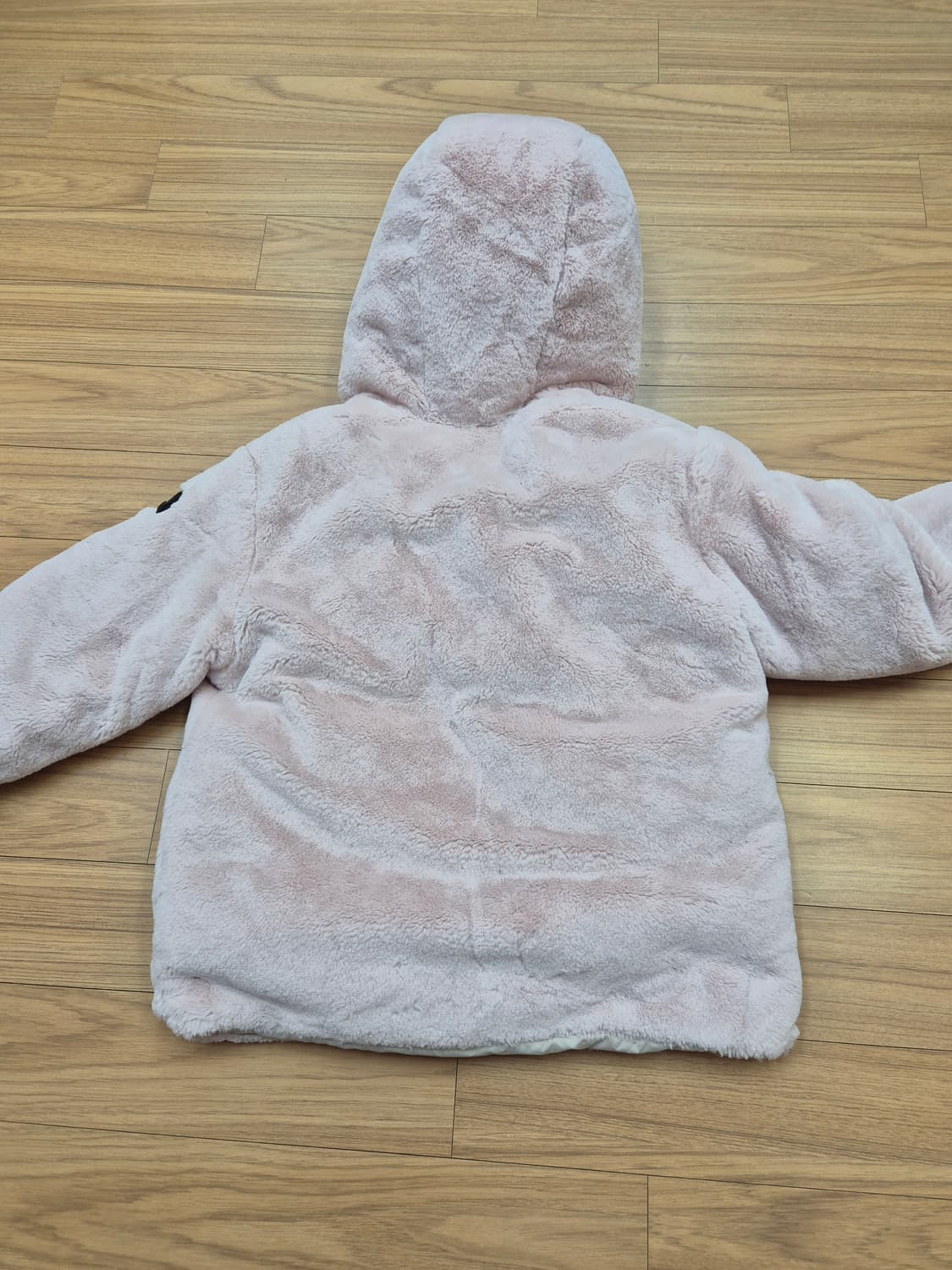 내셔널지오그래픽 키즈 핑크색상 퍼 후드집업입니다. 사이즈는 130이고,  상품이미지2