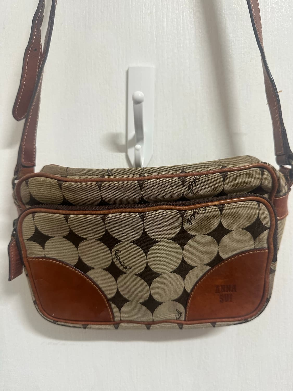 안나수이 도트 브라운 크로스백 상품이미지3