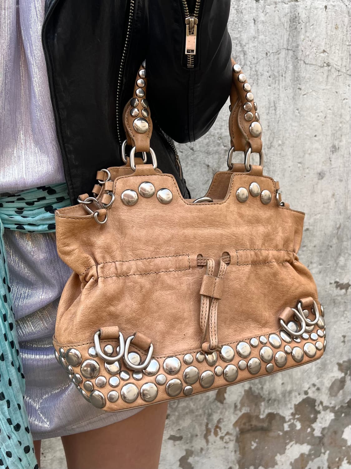 돔 스터드 브라운 셔링 레더백 상품이미지1