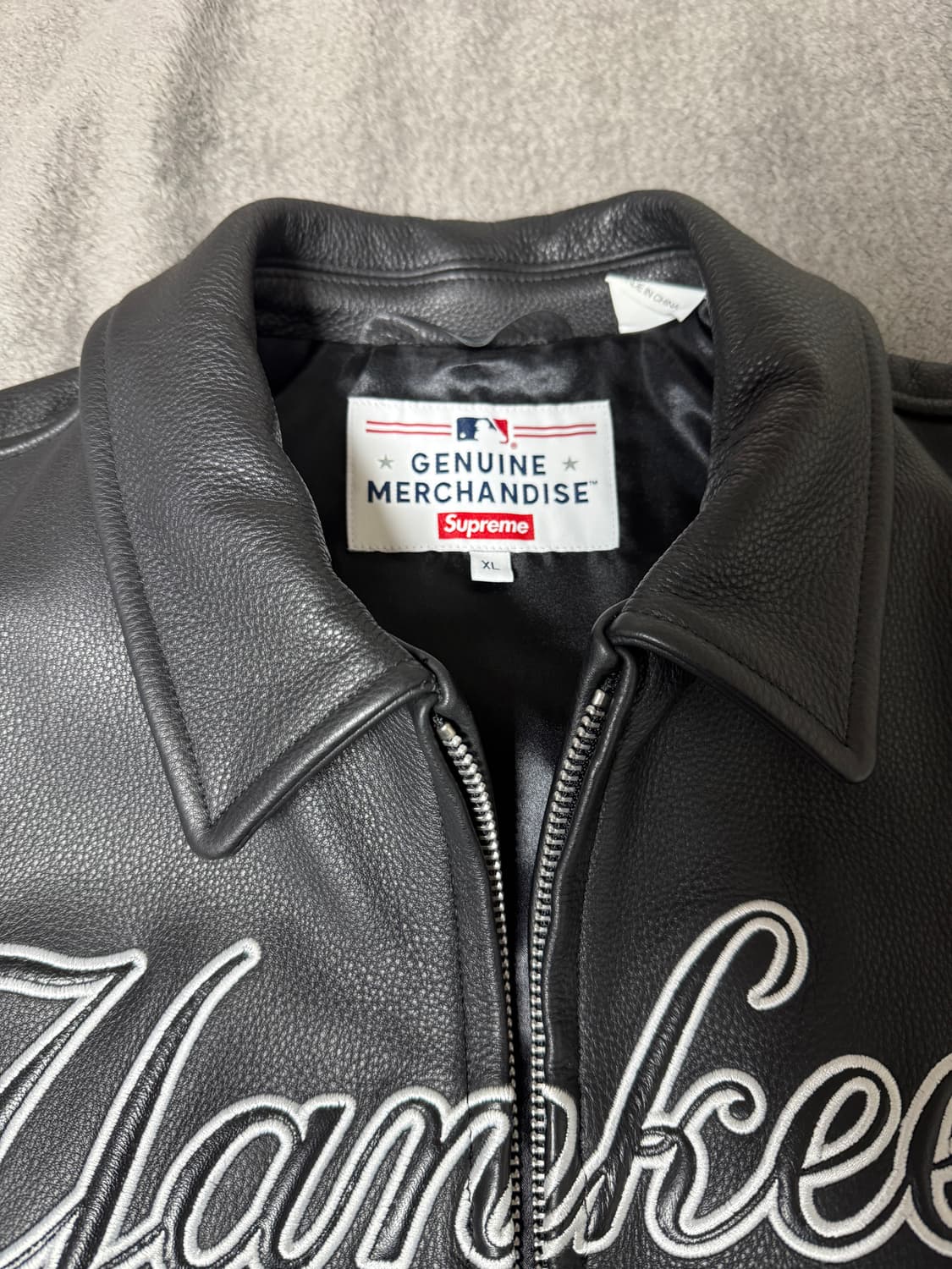 슈프림 뉴욕 양키스 레더 바시티 자켓 XL사이즈 판매합니다. 상품이미지2