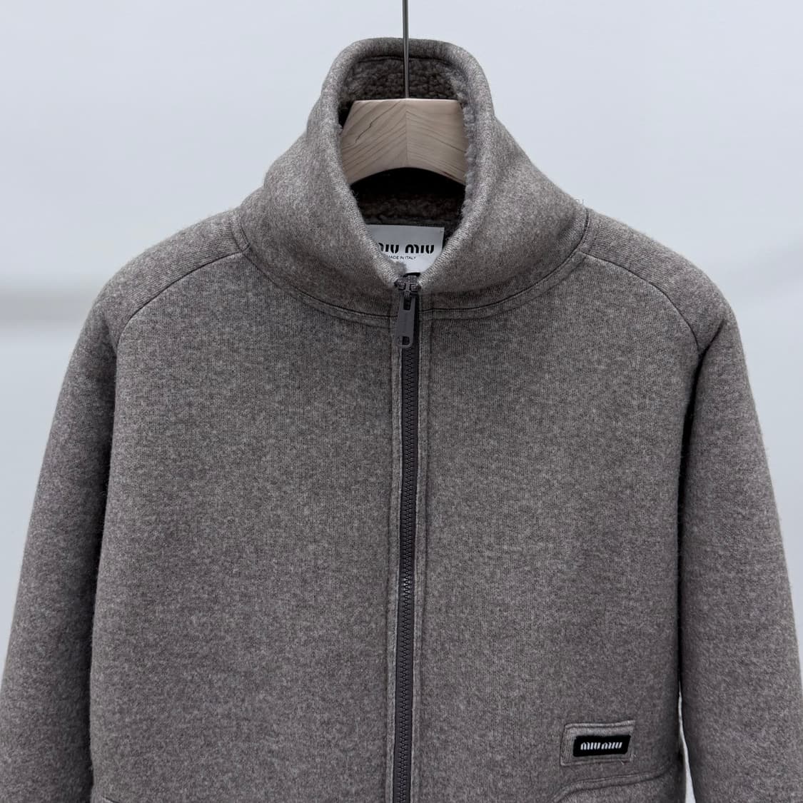 [S+급/42] 25FW 미우미우 시어링 코튼 플리스 블루종 자켓 상품이미지4