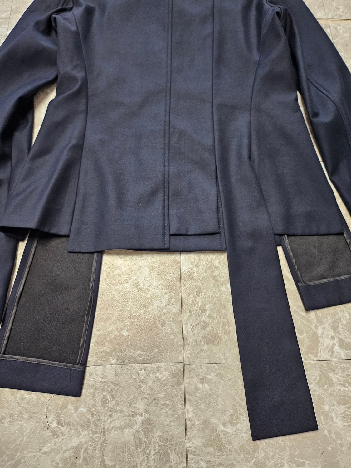 문탠 네이비 여성 언발란스 넥 블라우스 자켓 상품이미지3