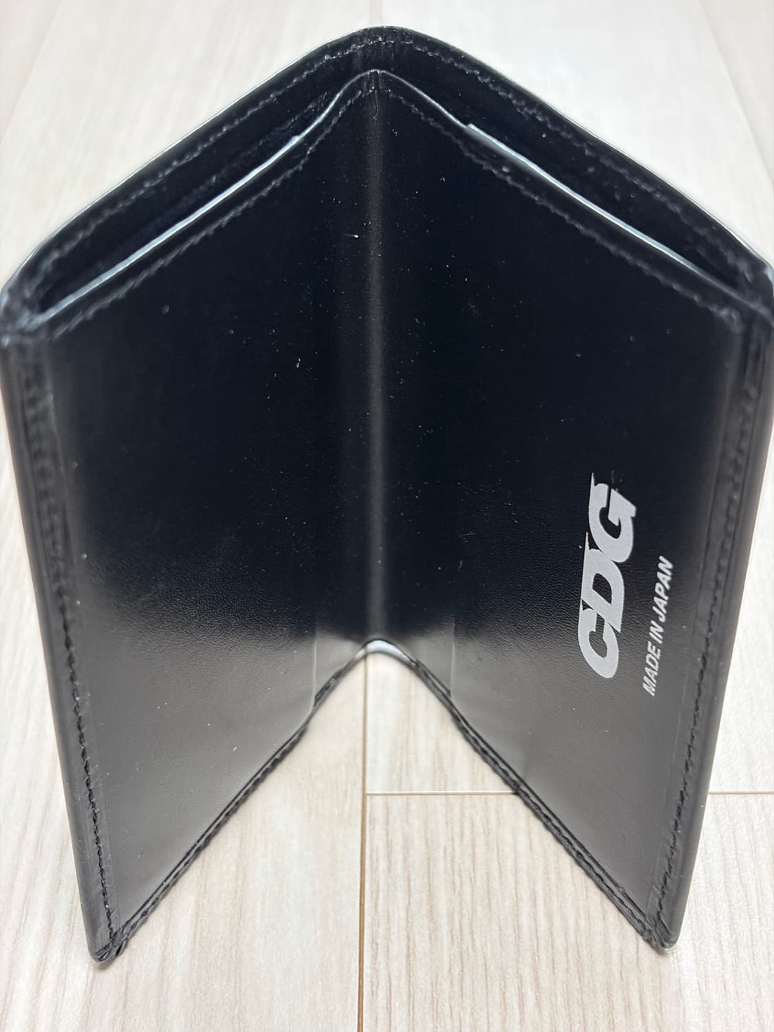 CDG 엠보스 로고 지갑 블랙 상품이미지2