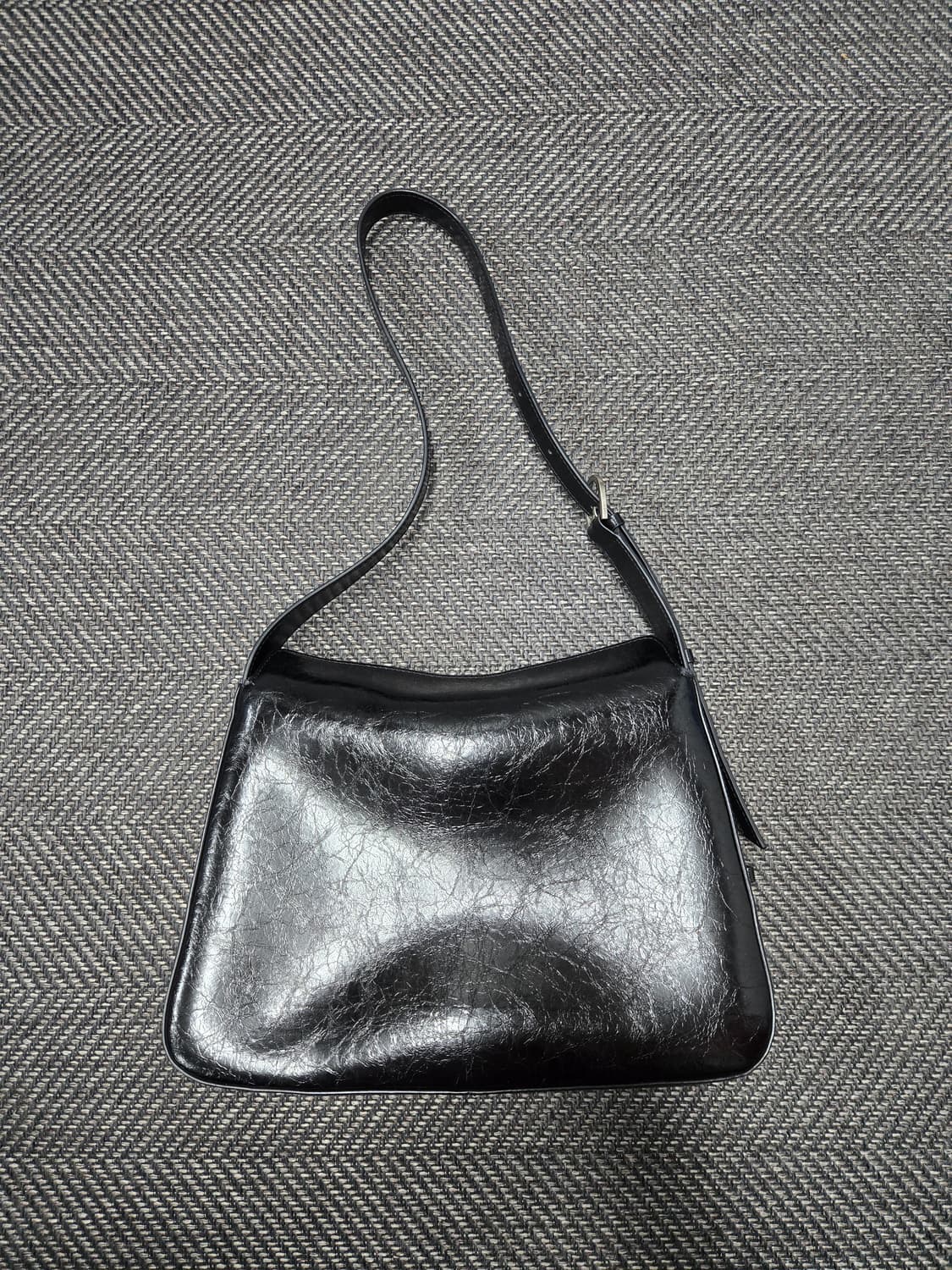 오스트카카 OSTKAKA 크누트 트라이앵글 숄더백 블랙 상품이미지3