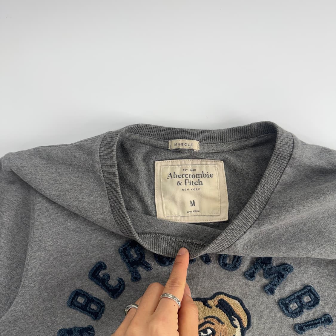 Abercrombie 아베크롬비 스펠아웃 로고 그레이 반팔  상품이미지5
