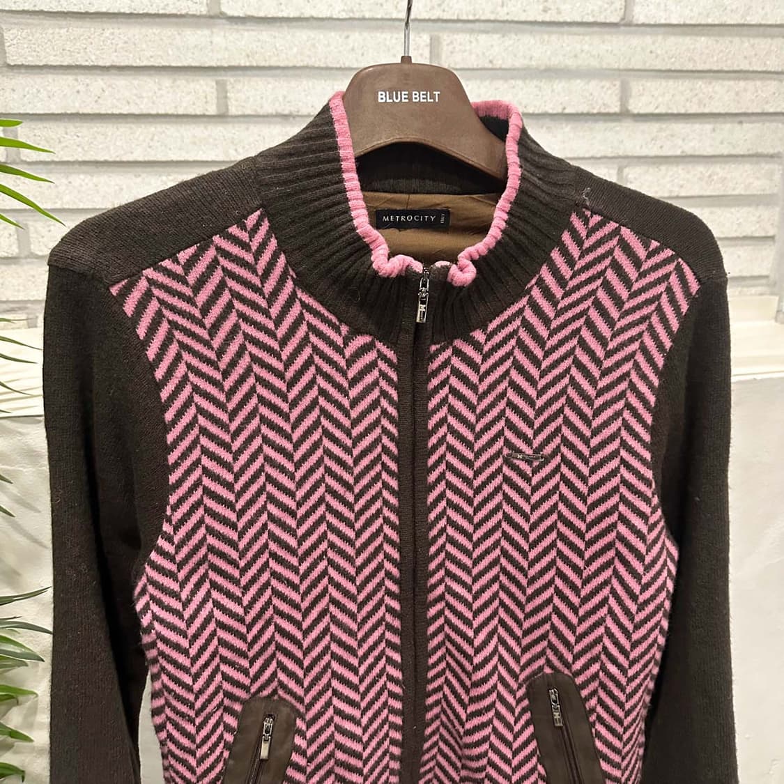 메트로시티 골프 니트 집업 가디건 앞면 헤링본 패턴 디테일 브라운 핑크 상품이미지4