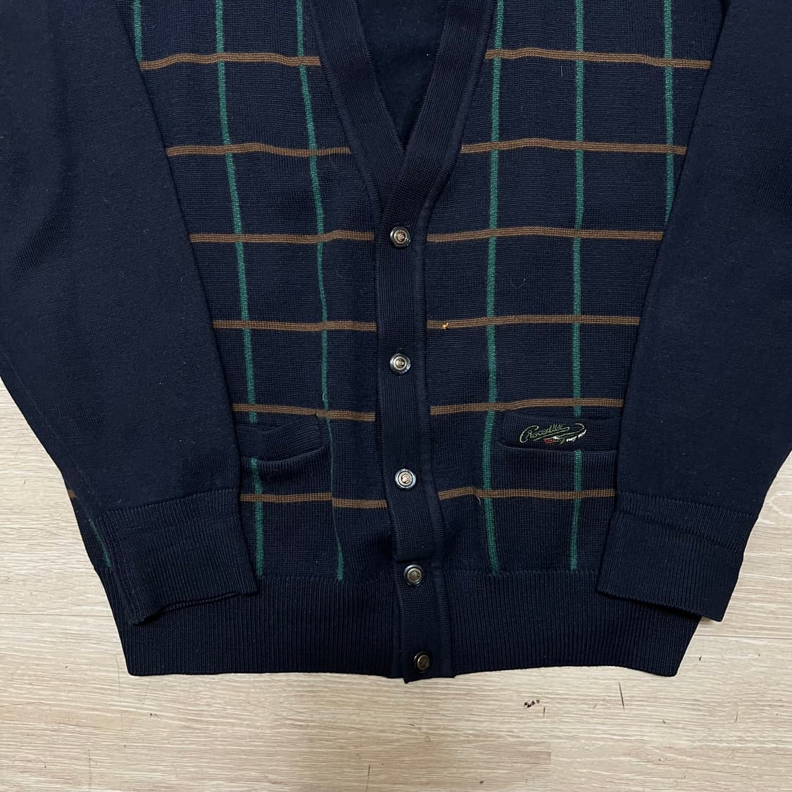 크로커다일 자수로고 윈도우페인 체크 브이넥 가디건 [네이비] M/95 상품이미지3