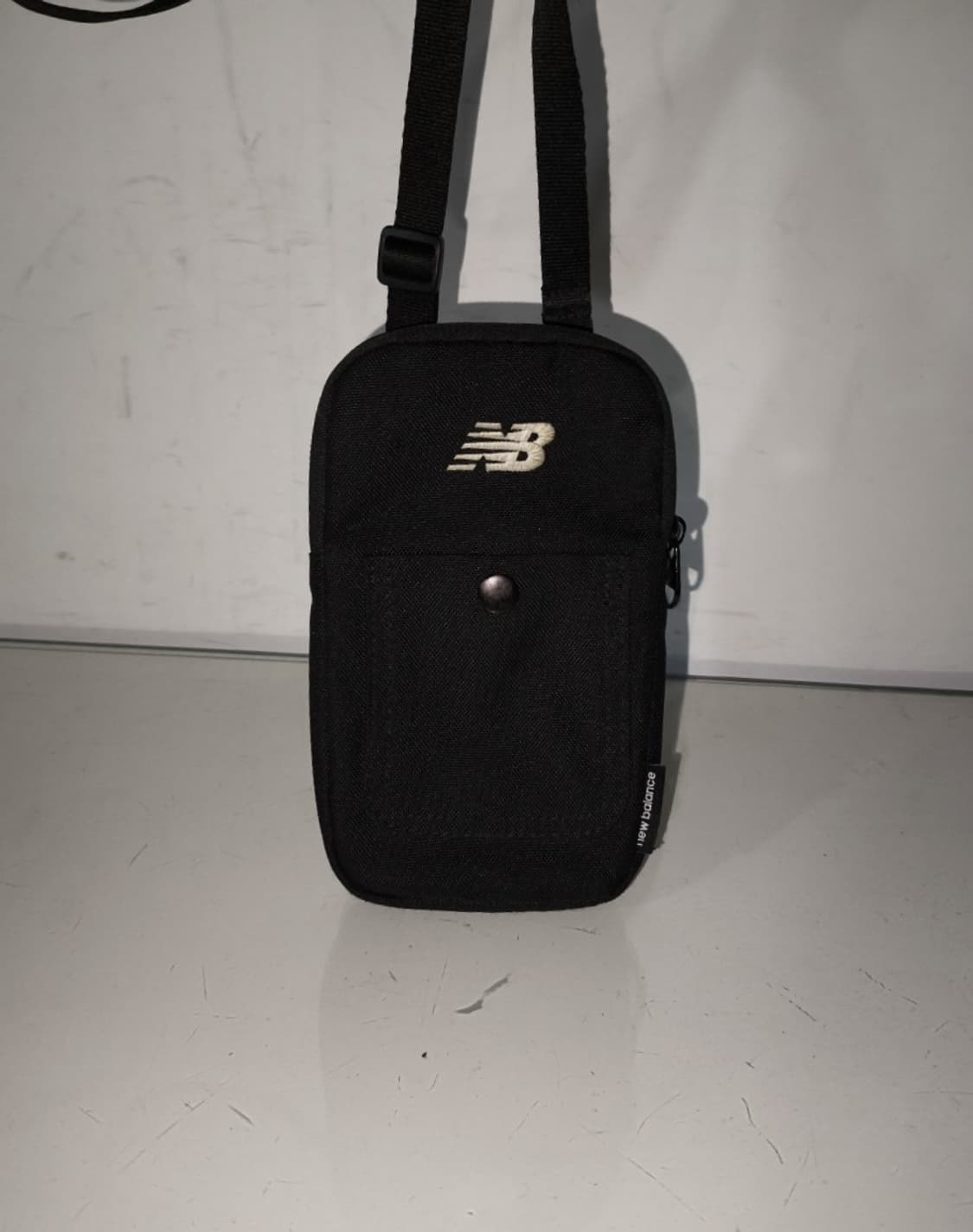 뉴발란스 핸드폰 미니크로스백 상품이미지1