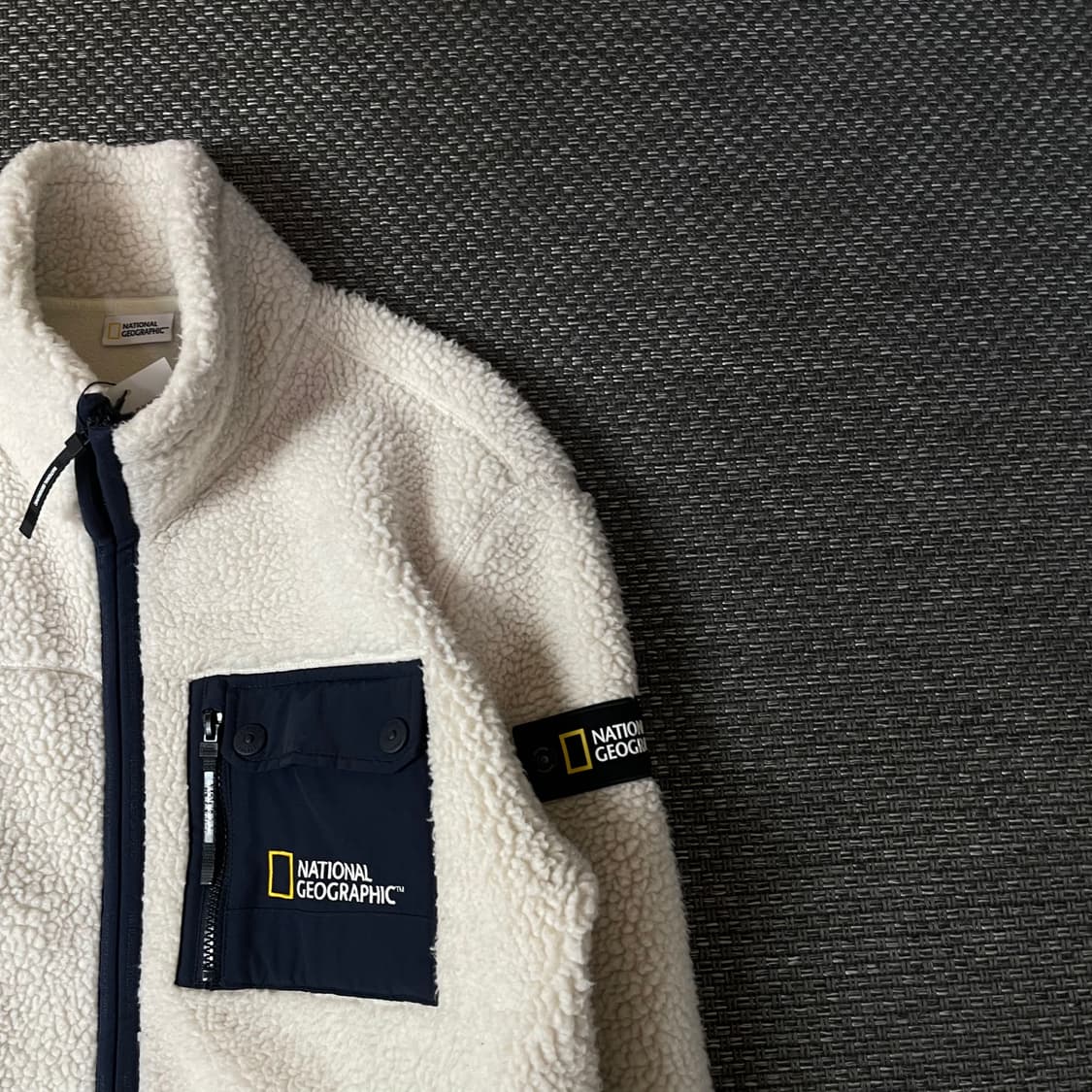 내셔널지오그래픽 화이트 로고패치 뽀글이 플리스 자켓 L 상품이미지3