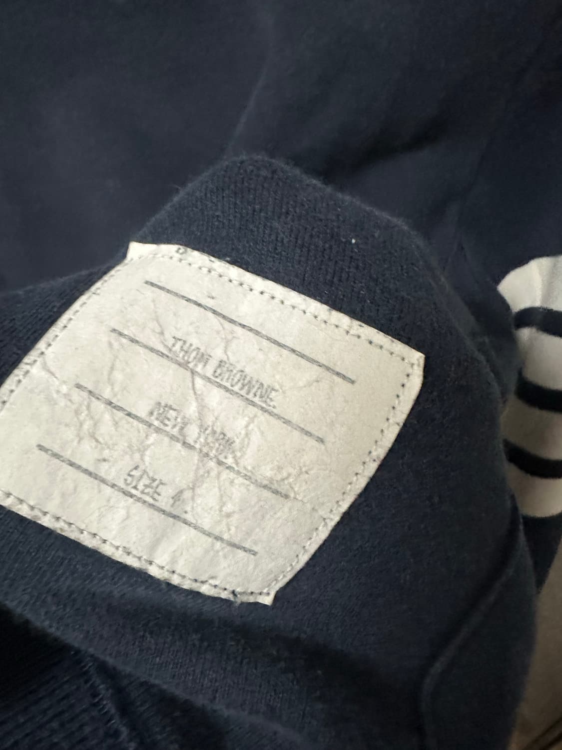 톰브라운 4선 완장 맨투맨 네이비 (4) 상품이미지3