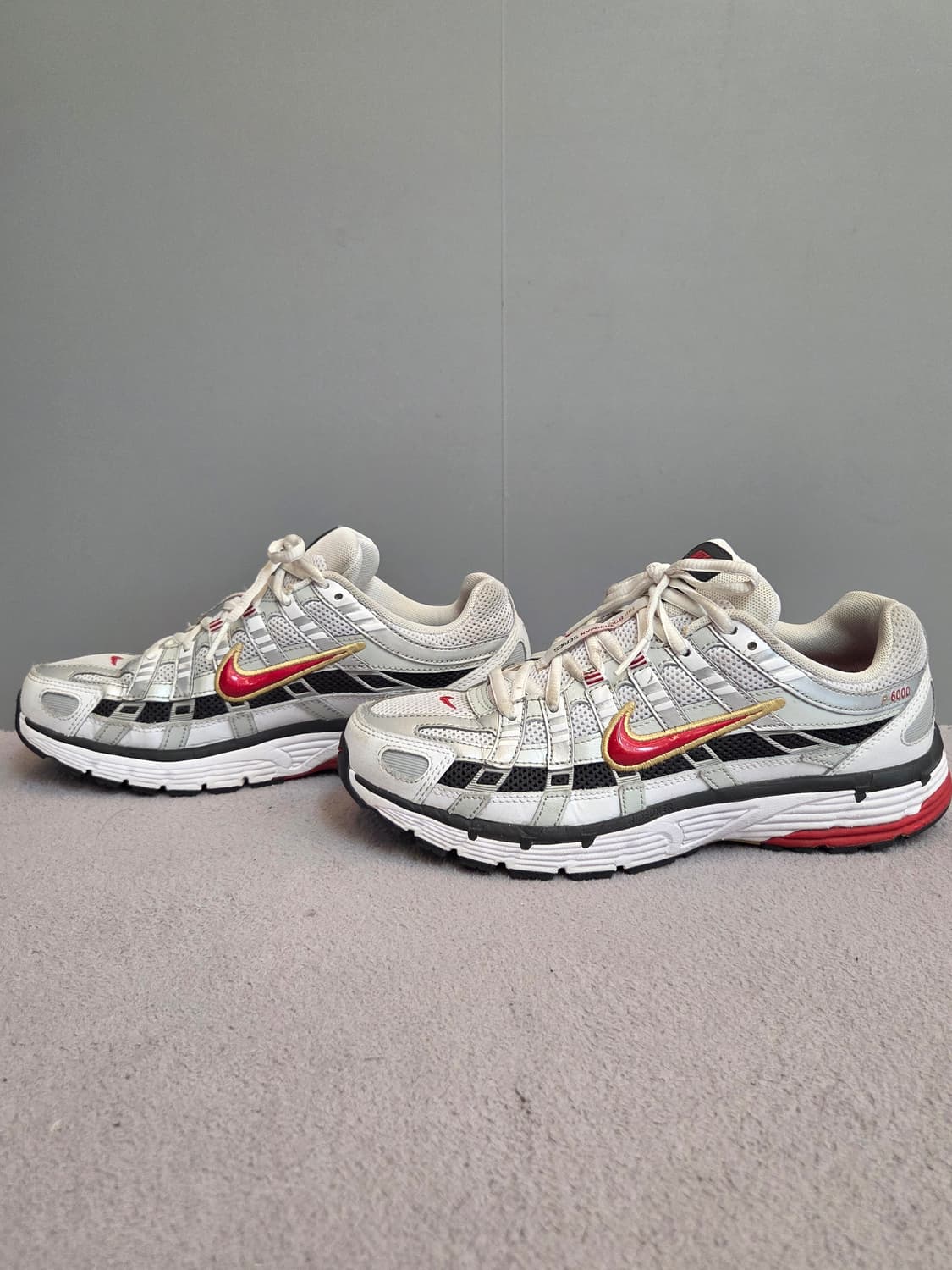 (250) 나이키 P-6000 메탈릭실버 바시티 레드 운동화
 상품이미지3