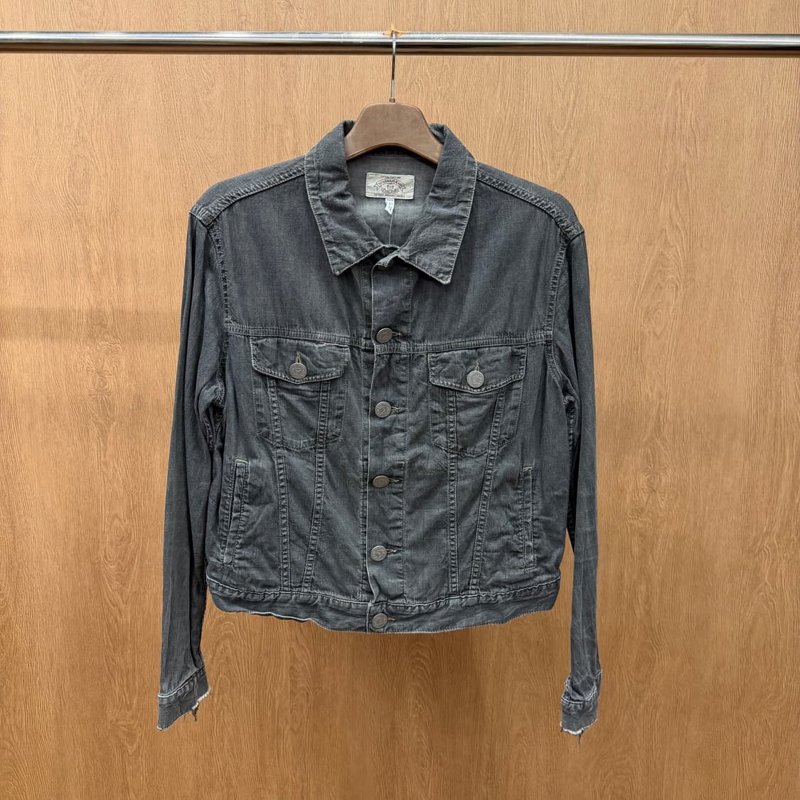 아르마니 진스 데님 코튼 트러커 자켓 메탈 로고 버튼 포켓 디테일 그레이 상품이미지2