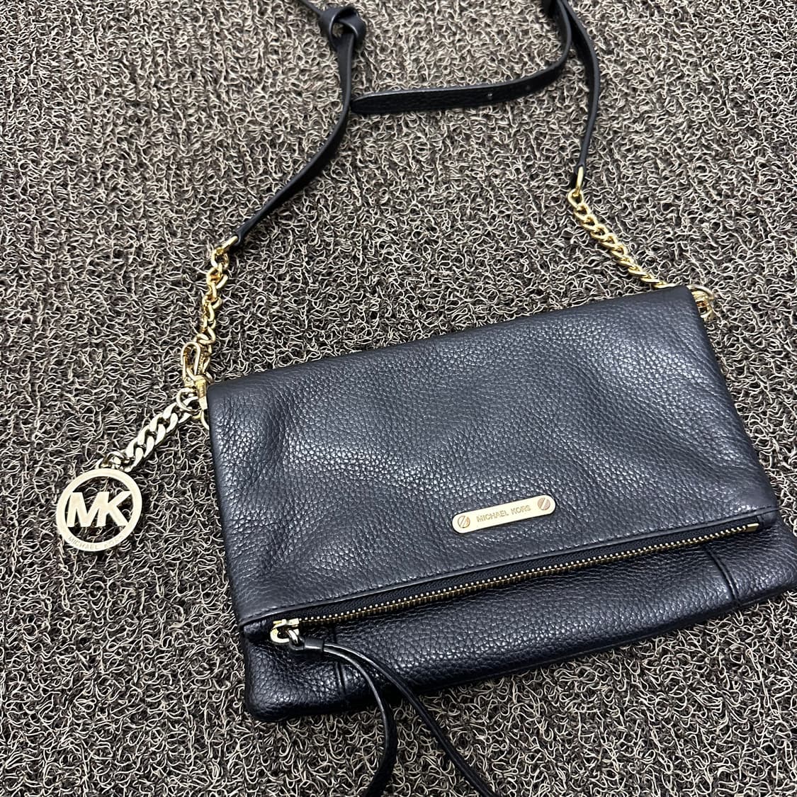 마이클코어스 여성 크로스백 가죽 가방 블랙 상품이미지2