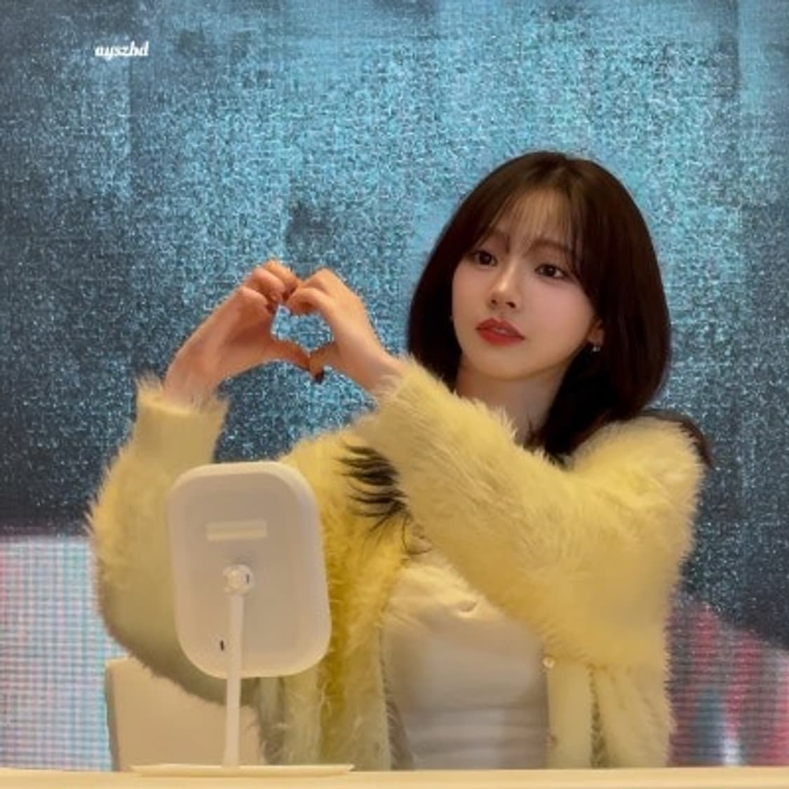 마론에디션 니트 가디건 옐로우 카리나 착용 상품이미지8