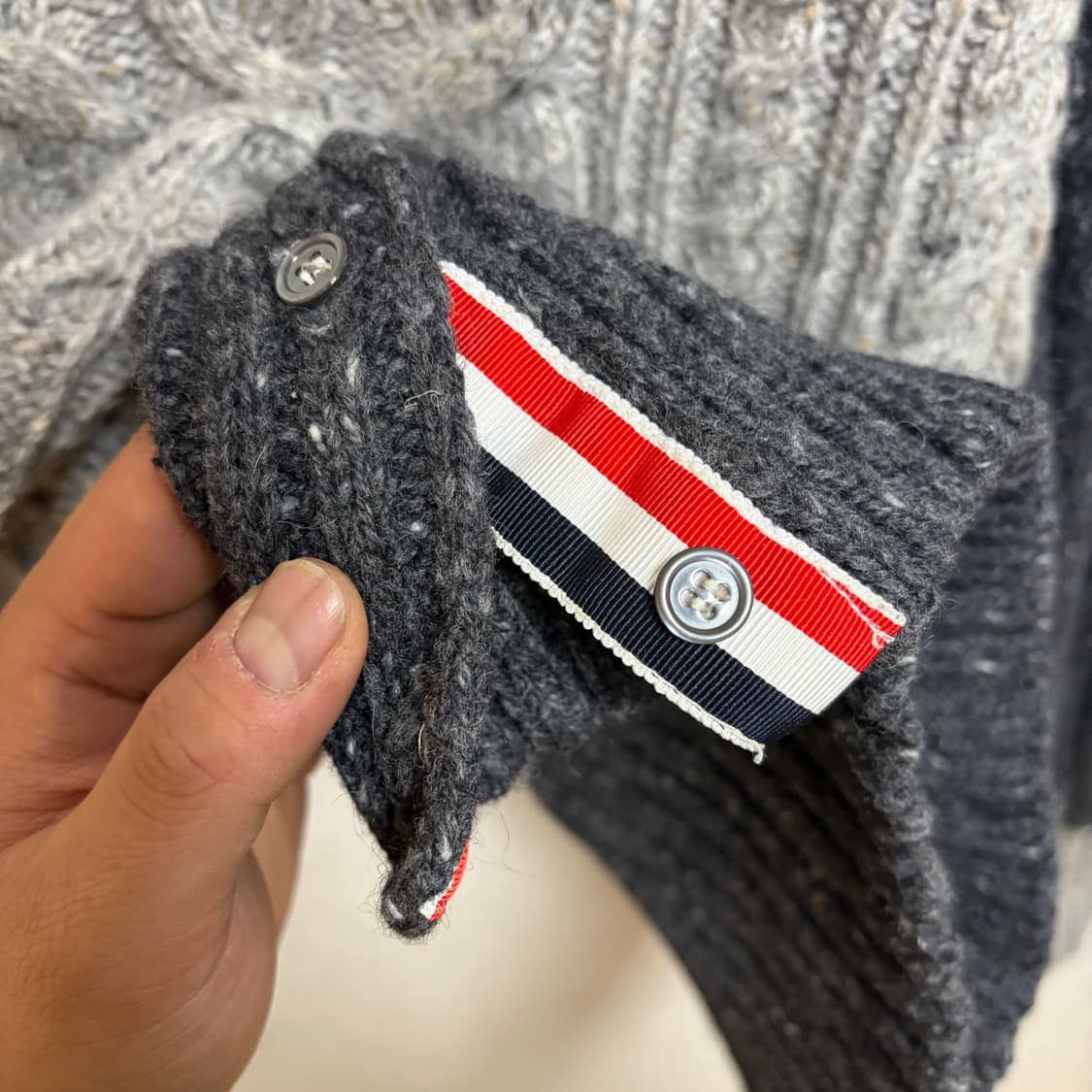 톰브라운 모헤어 사선완장 니트 상품이미지8