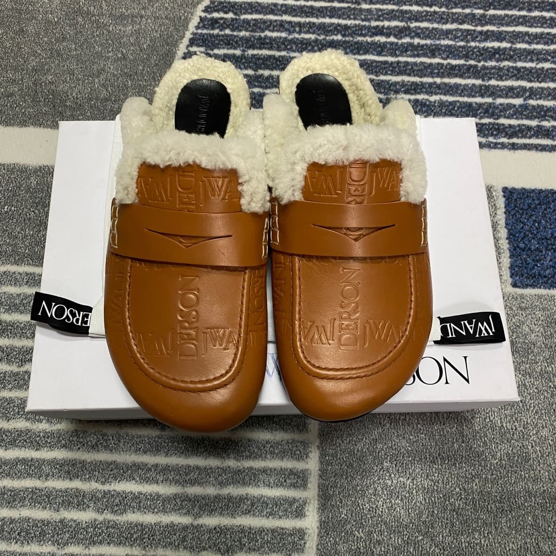 JW ANDERSON JW앤더슨 로고 시어링 로퍼 뮬 상품이미지3