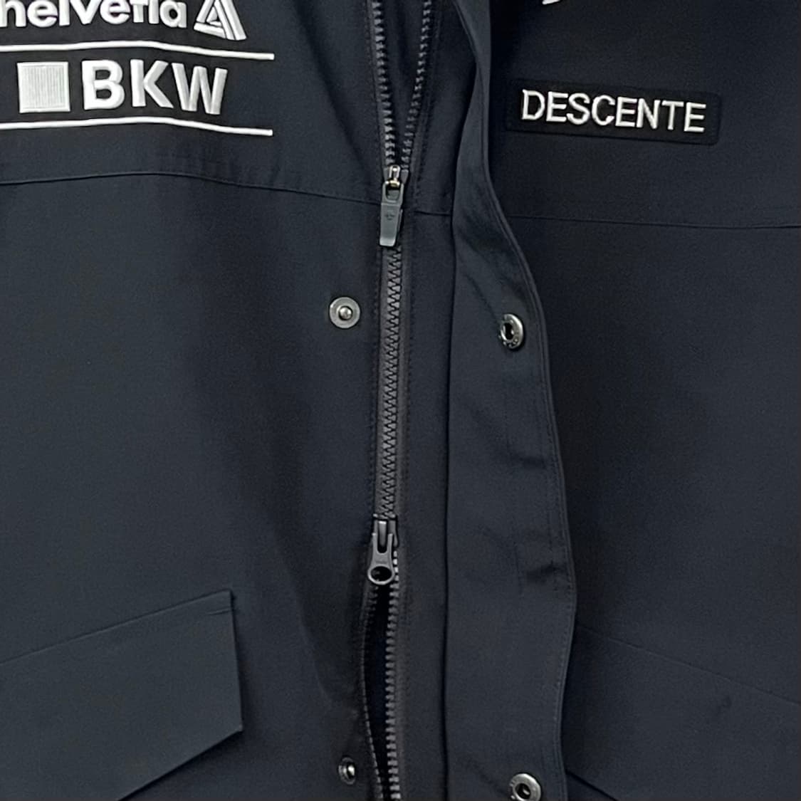 데상트 스위스 스키팀 레플리카 미드 다운 패딩 자켓 상품이미지5