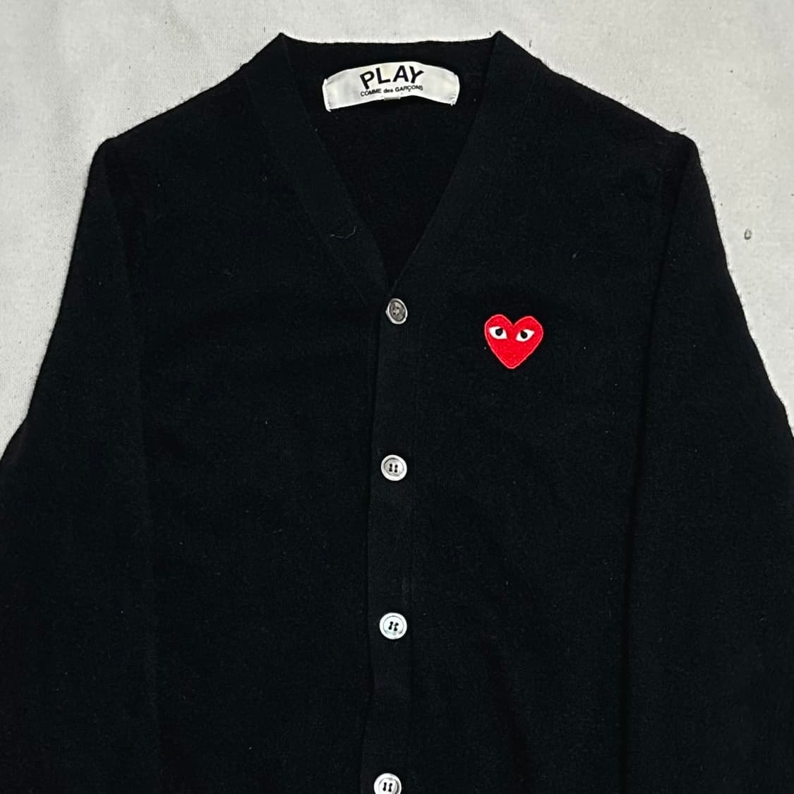M 꼼데가르송 하트로고 브이넥 블랙 울 가디건 상품이미지1