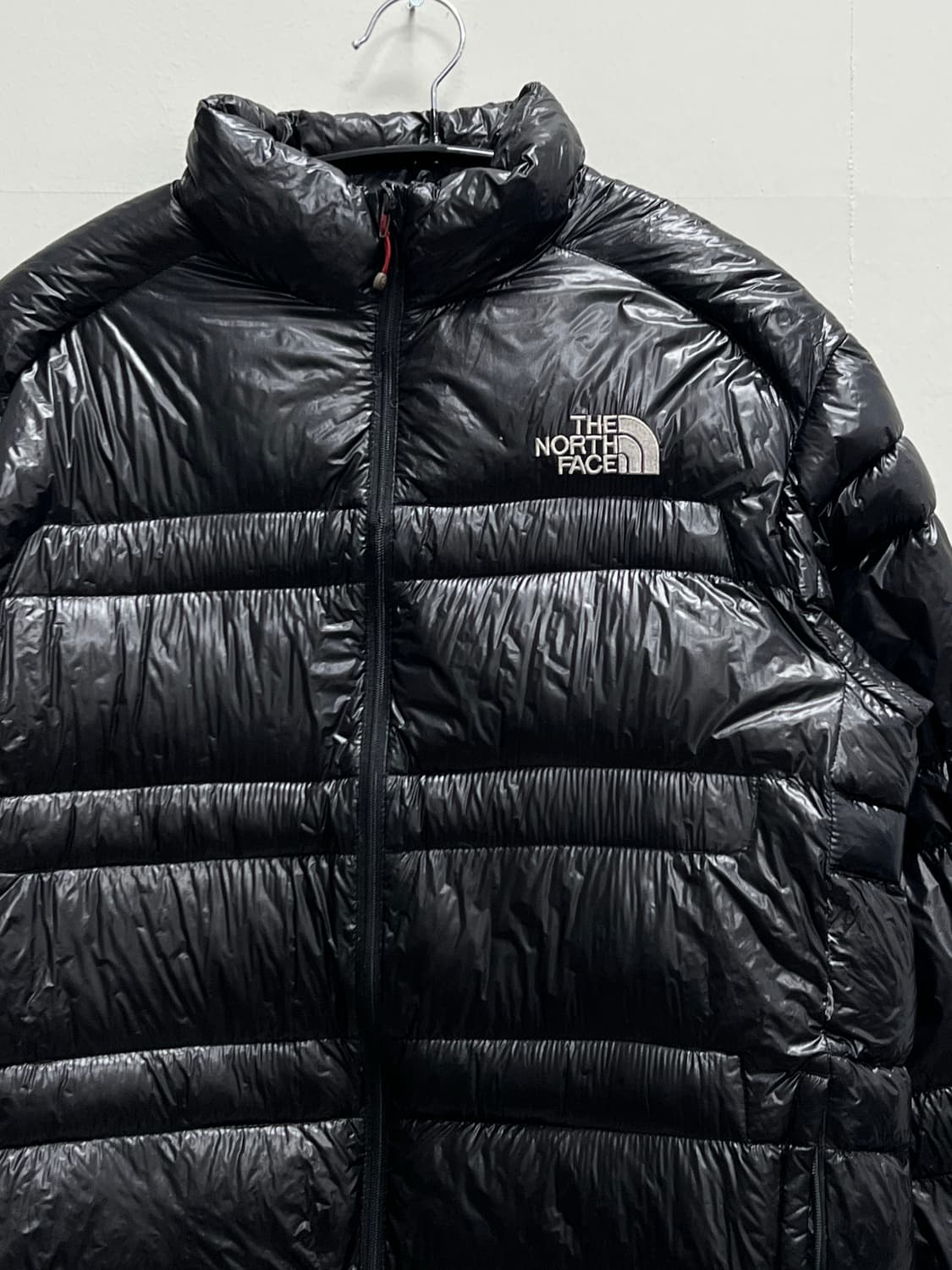 노스페이스 서밋시리즈 850필 경량 유광 패딩 자켓 블랙 상품이미지3