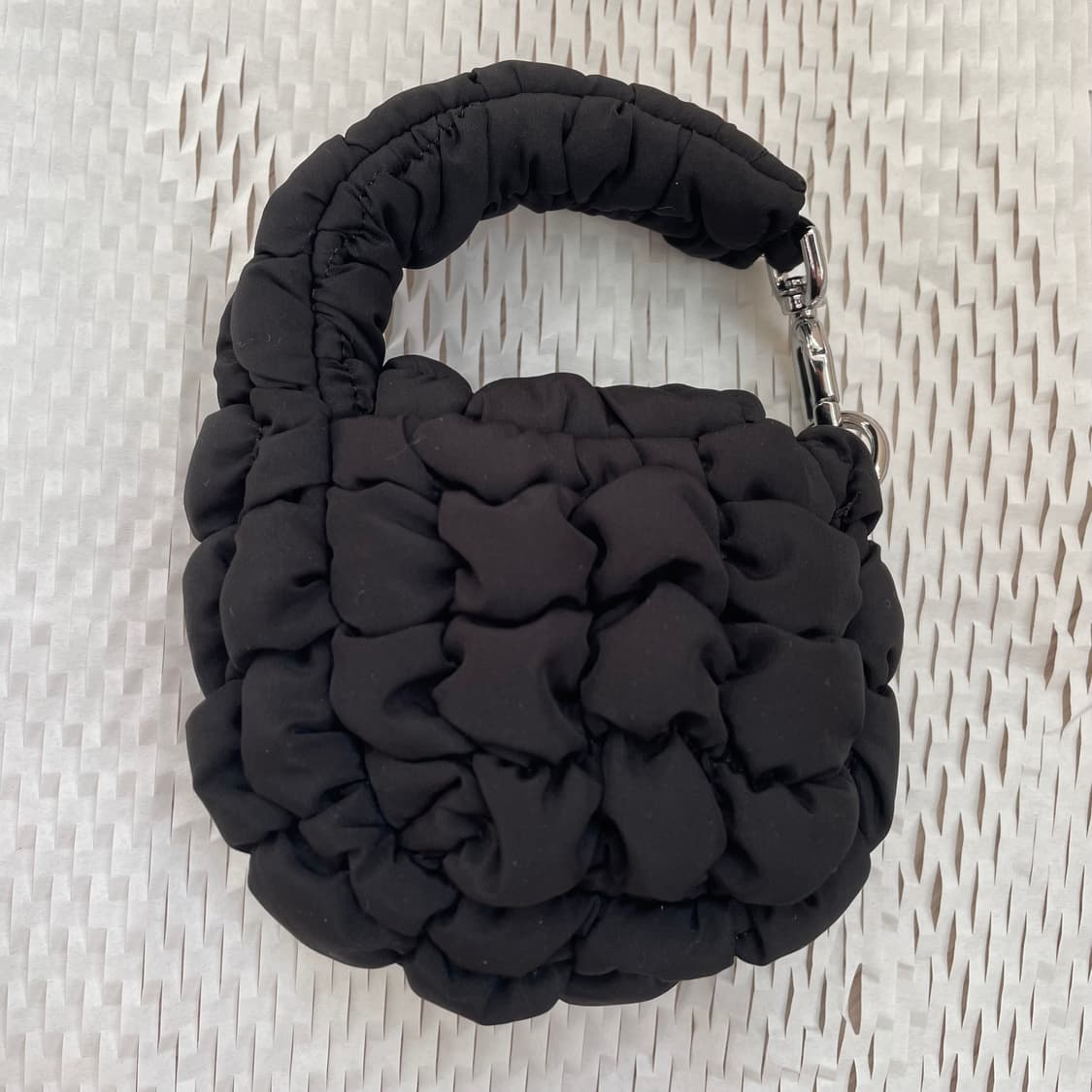 코스 퀼티드 나노백 블랙 상품이미지2