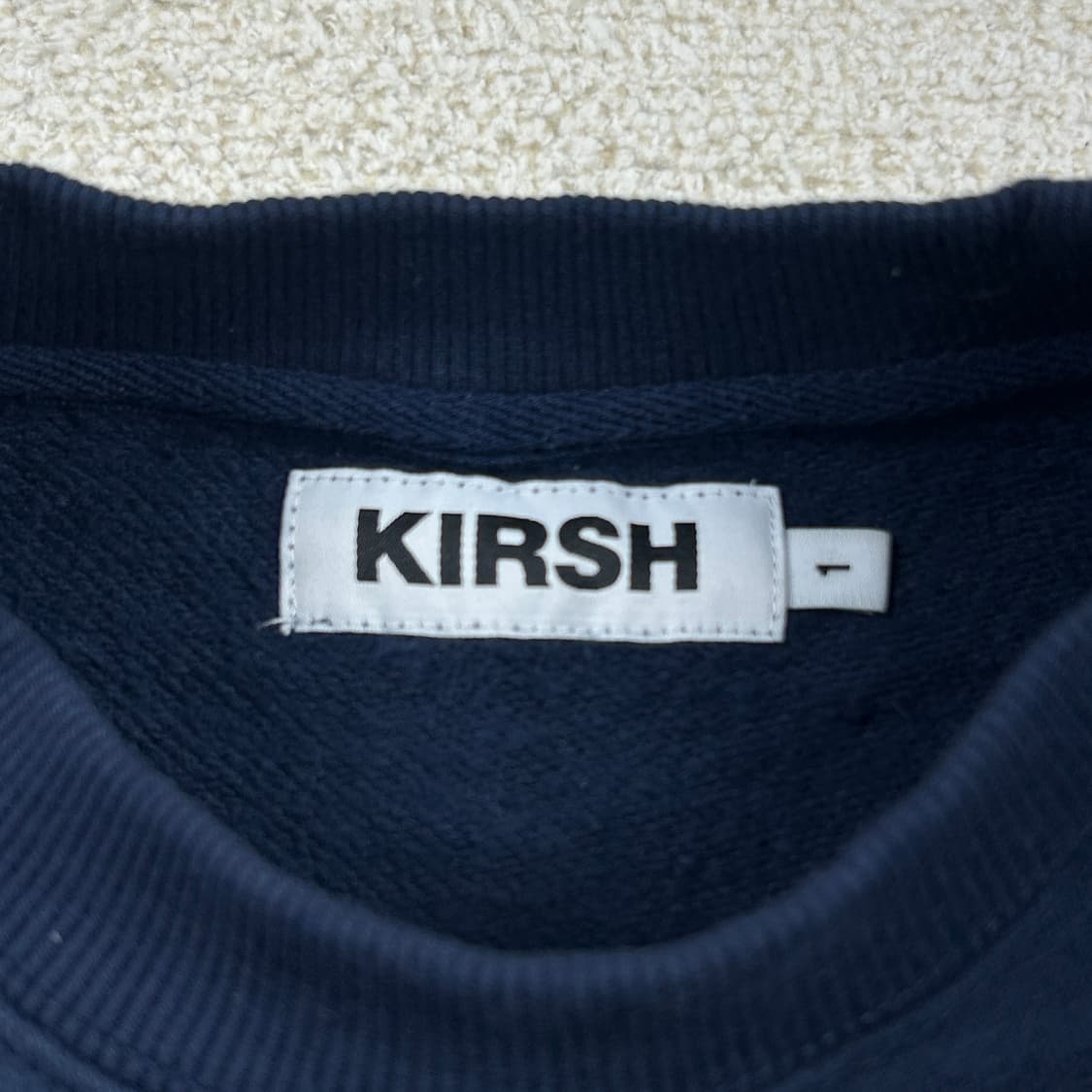 키르시 위티 버니 와펜 크롭 맨투맨 네이비 상품이미지4