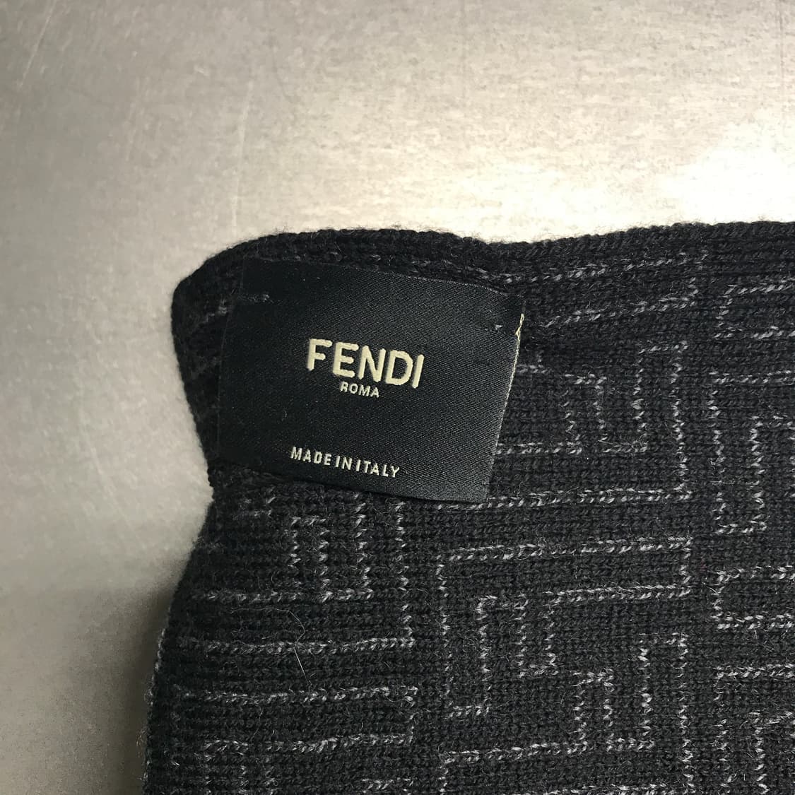 펜디 로고 머플러 블랙 상품이미지4