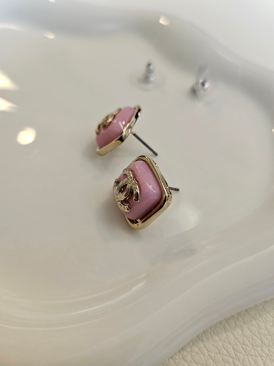 샤넬 업사이클링 펄사각 핑크단추 귀걸이 상품이미지3