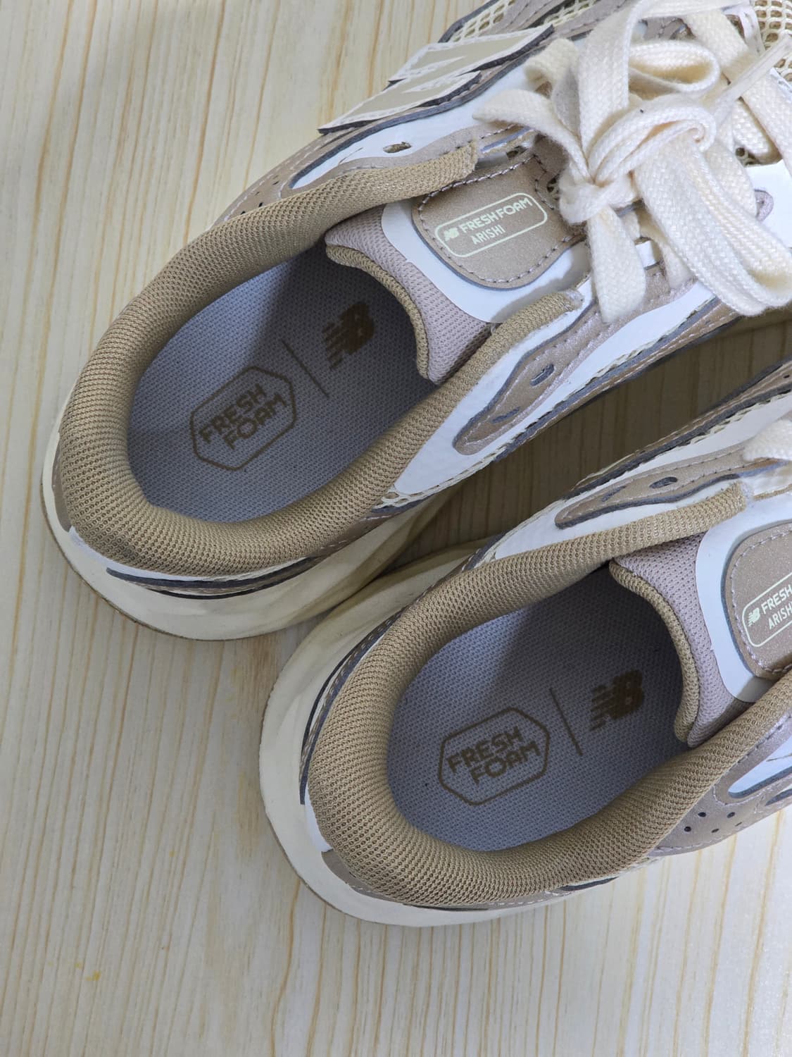 뉴발란스 프레쉬폼 아리시 베이지 스니커즈 235 상품이미지6