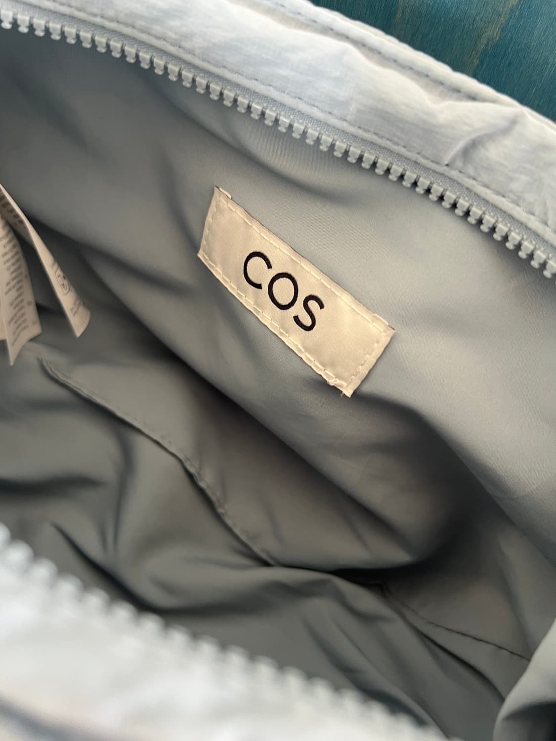 COS 나일론 크로스바디 새들백 블루 상품이미지4