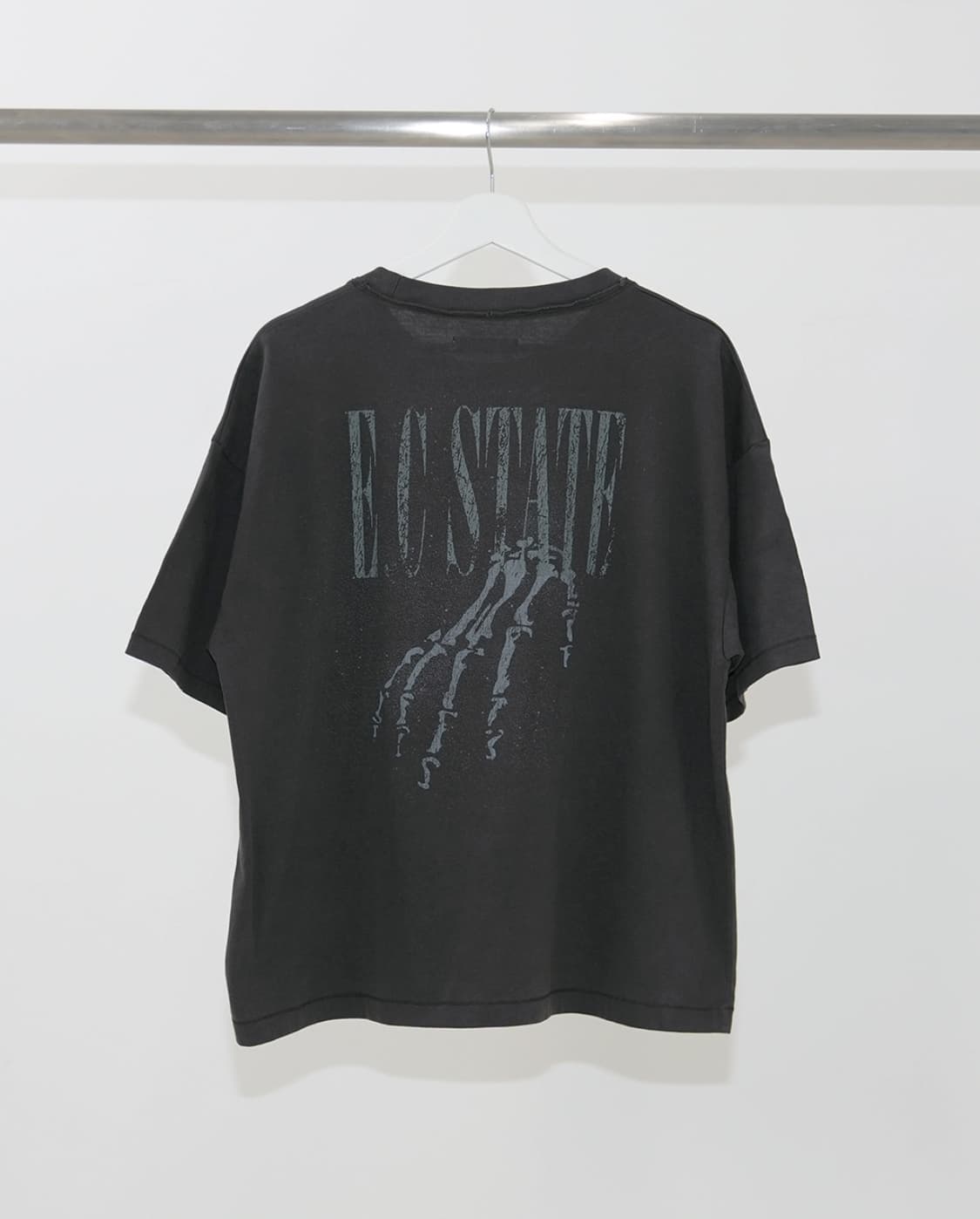 BACK SKULL HAND T-SHIRT 상품이미지1