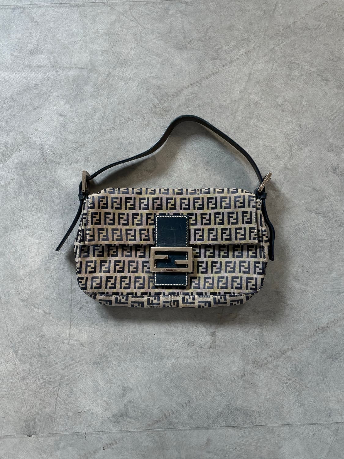 Fendi 펜디 주카패턴 바게트 백 상품이미지1