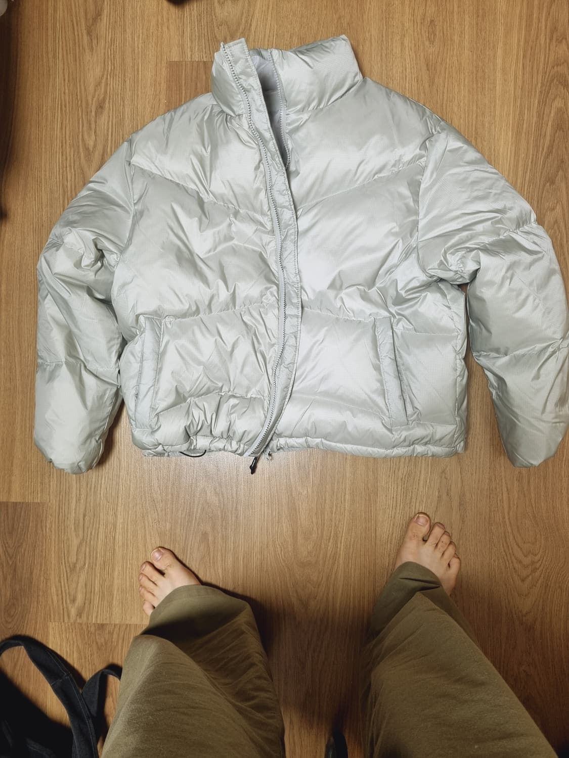 에센셜 푸퍼 덕다운 숏 패딩_라이트그레이 상품이미지1