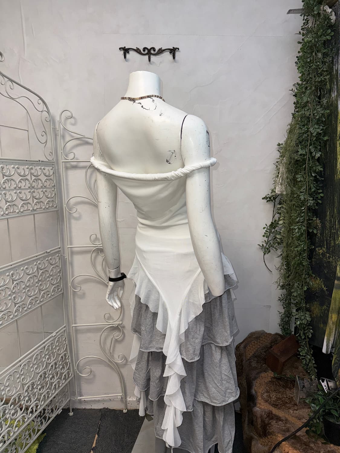 White unbalanced frill sheer 오프숄더 슬리브리스 상품이미지3