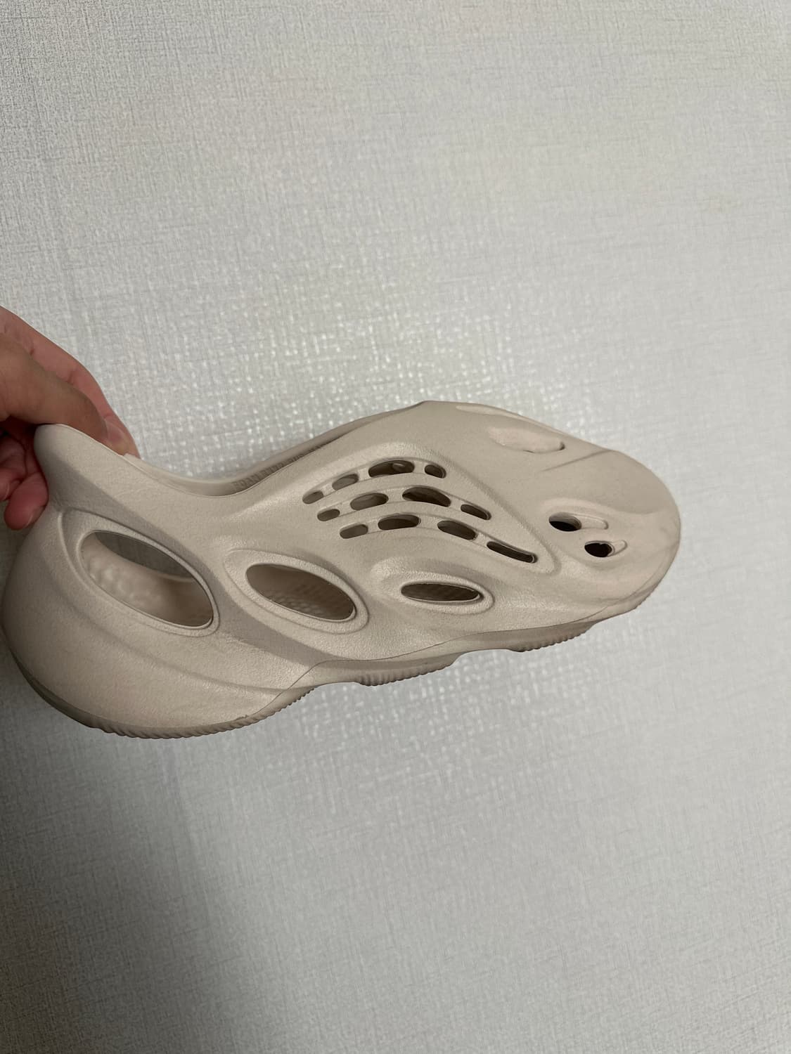 지디착용) 아디다스 이지 폼 러너 샌드 265 상품이미지1