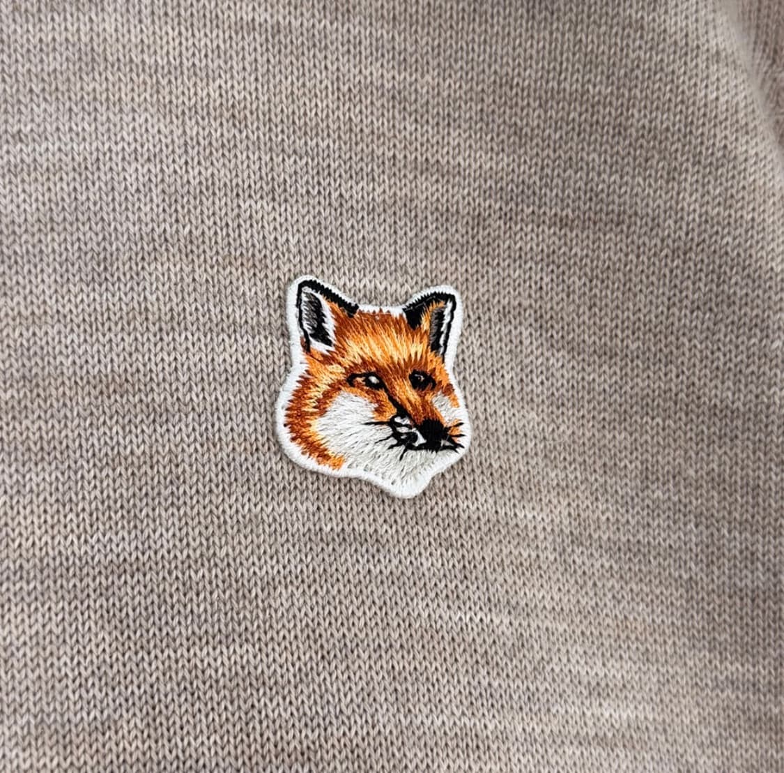 [L] 메종키츠네 여성 폭스헤드 패치 라운드넥 울 가디건 베이지 멜란지 상품이미지5