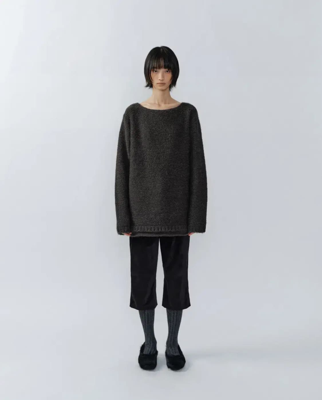 이어닝 프론트백 루즈 넥 니트 차콜 상품이미지2