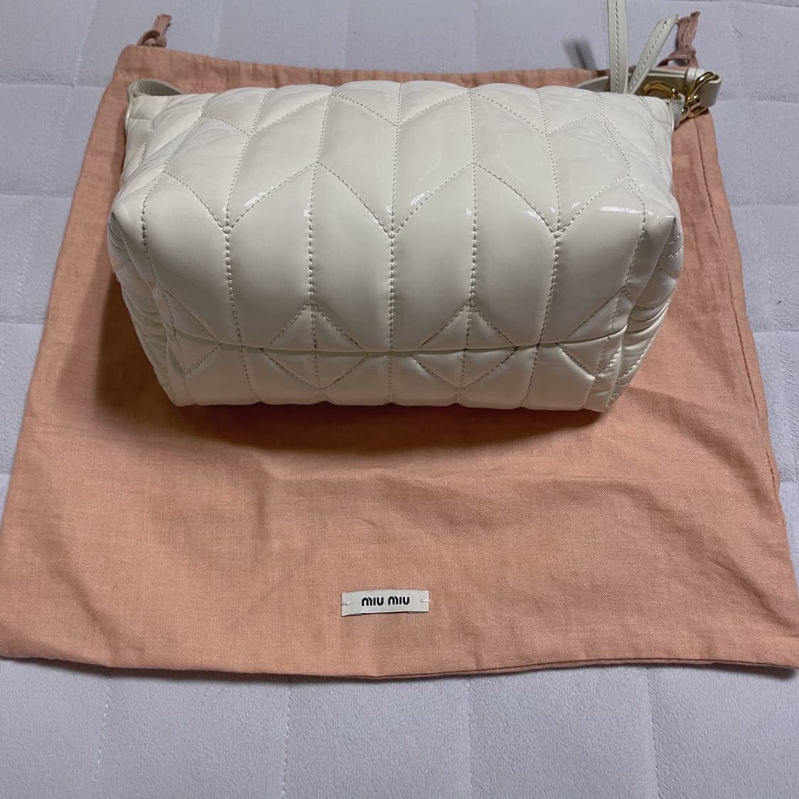 (정품)미우미우 스피릿 마테라쎄 시레 미니백 화이트 가방 상품이미지6