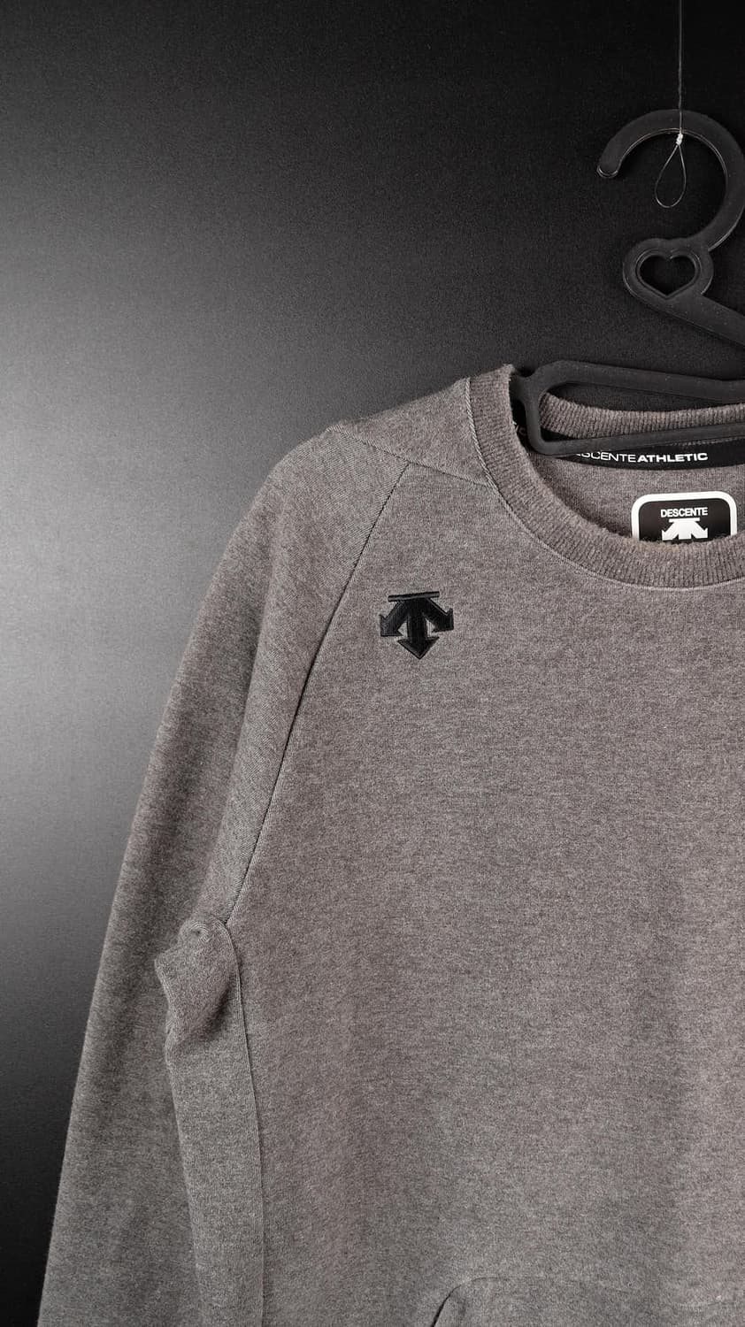 데상트 그레이 맨투맨 상품이미지2