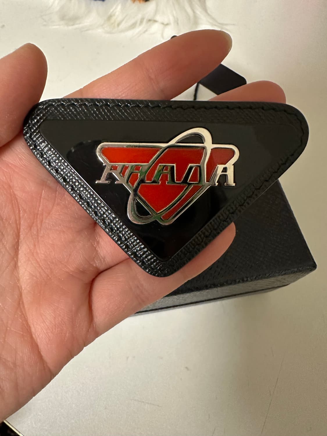 프라다 사피아노 레더 브로치 상품이미지2