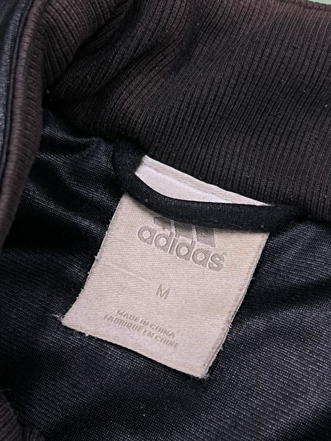 (M) 아디다스 올드스쿨 백로고 패딩 유광 점퍼 검/골 상품이미지5